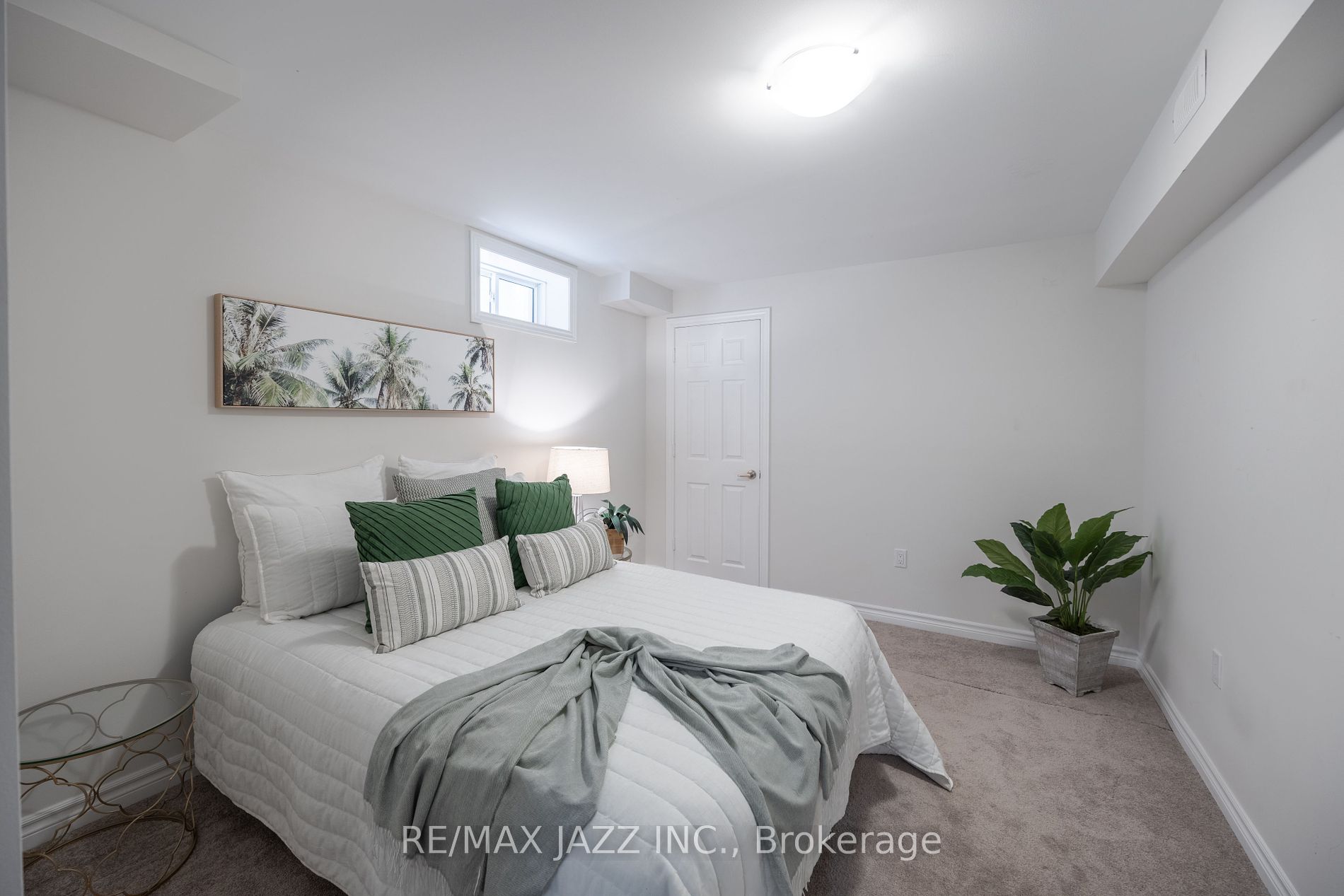 123 Crombie St