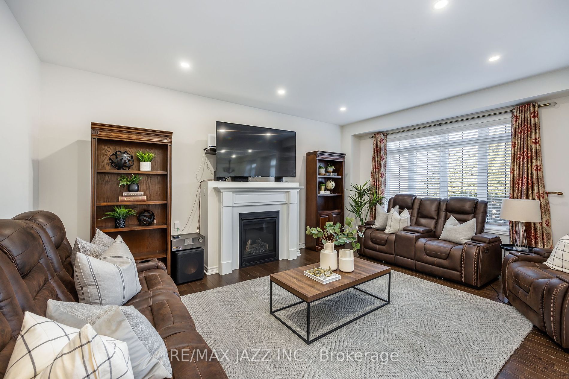 123 Crombie St