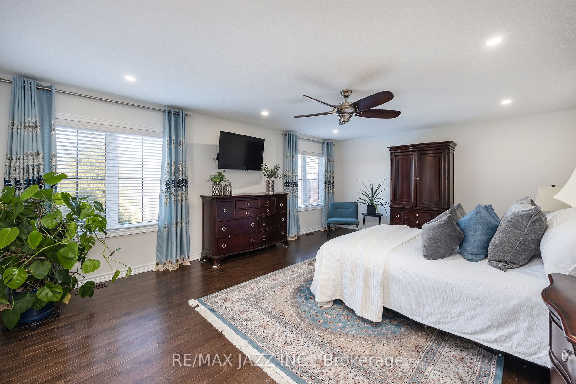 123 Crombie St