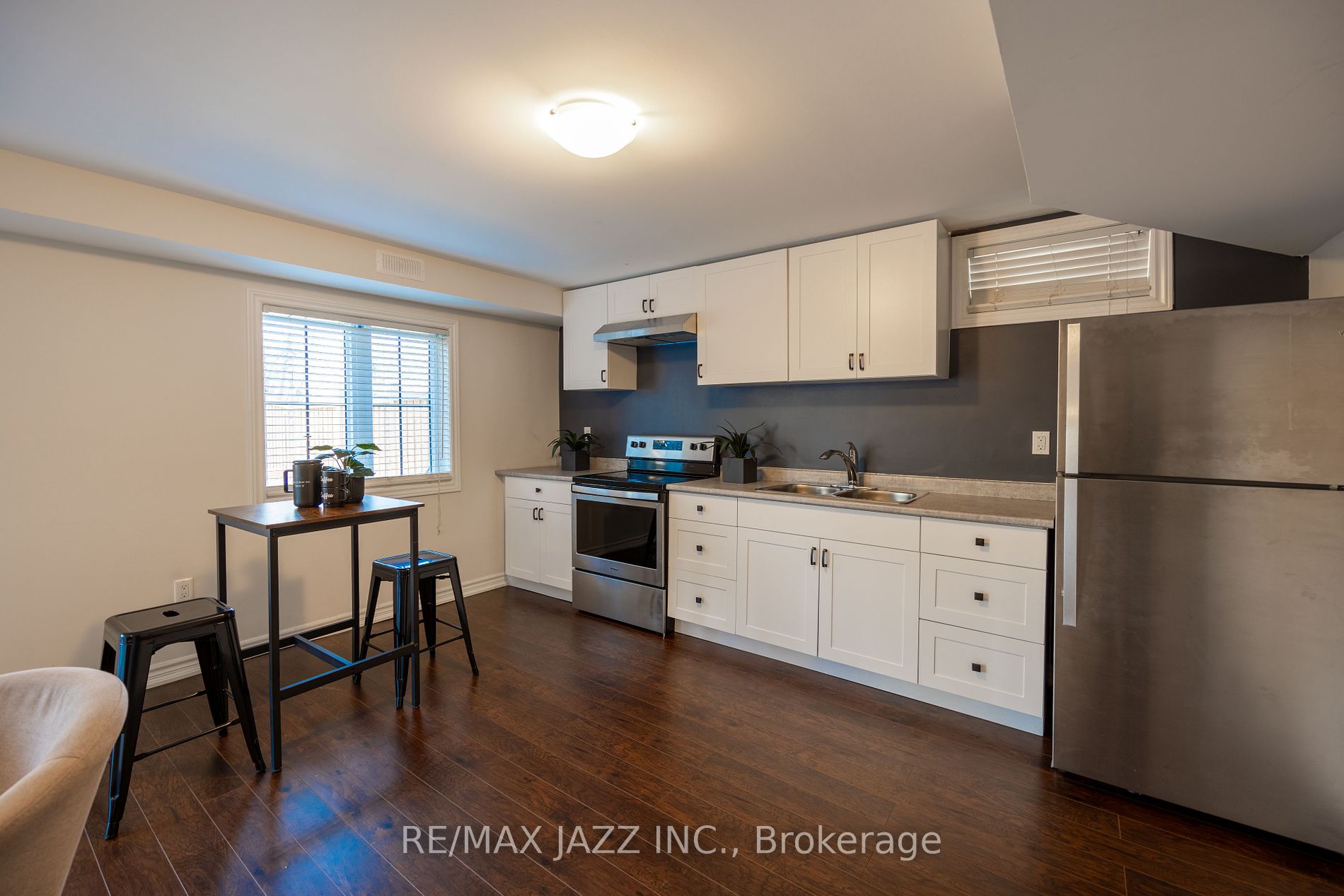 123 Crombie St