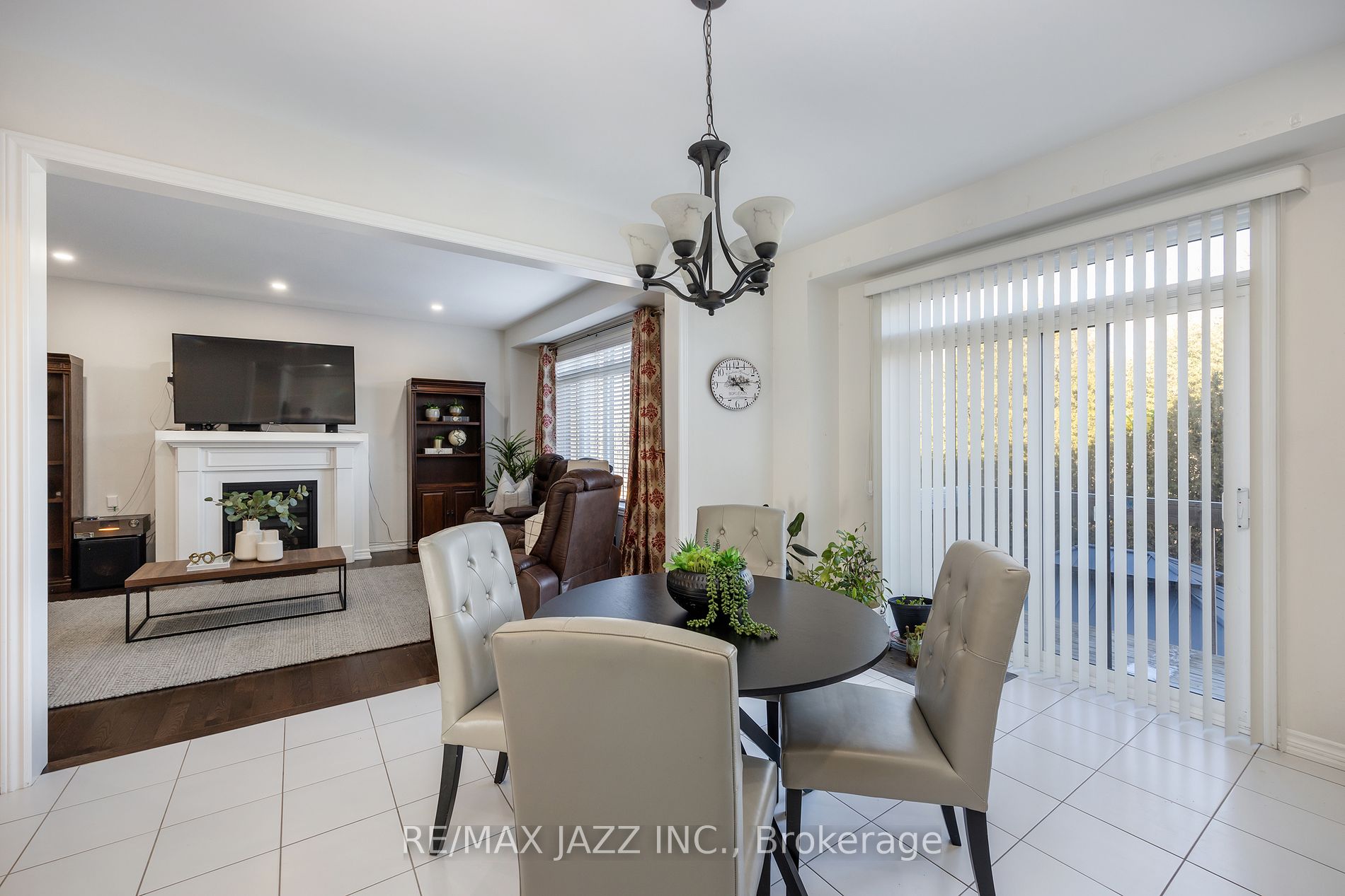 123 Crombie St