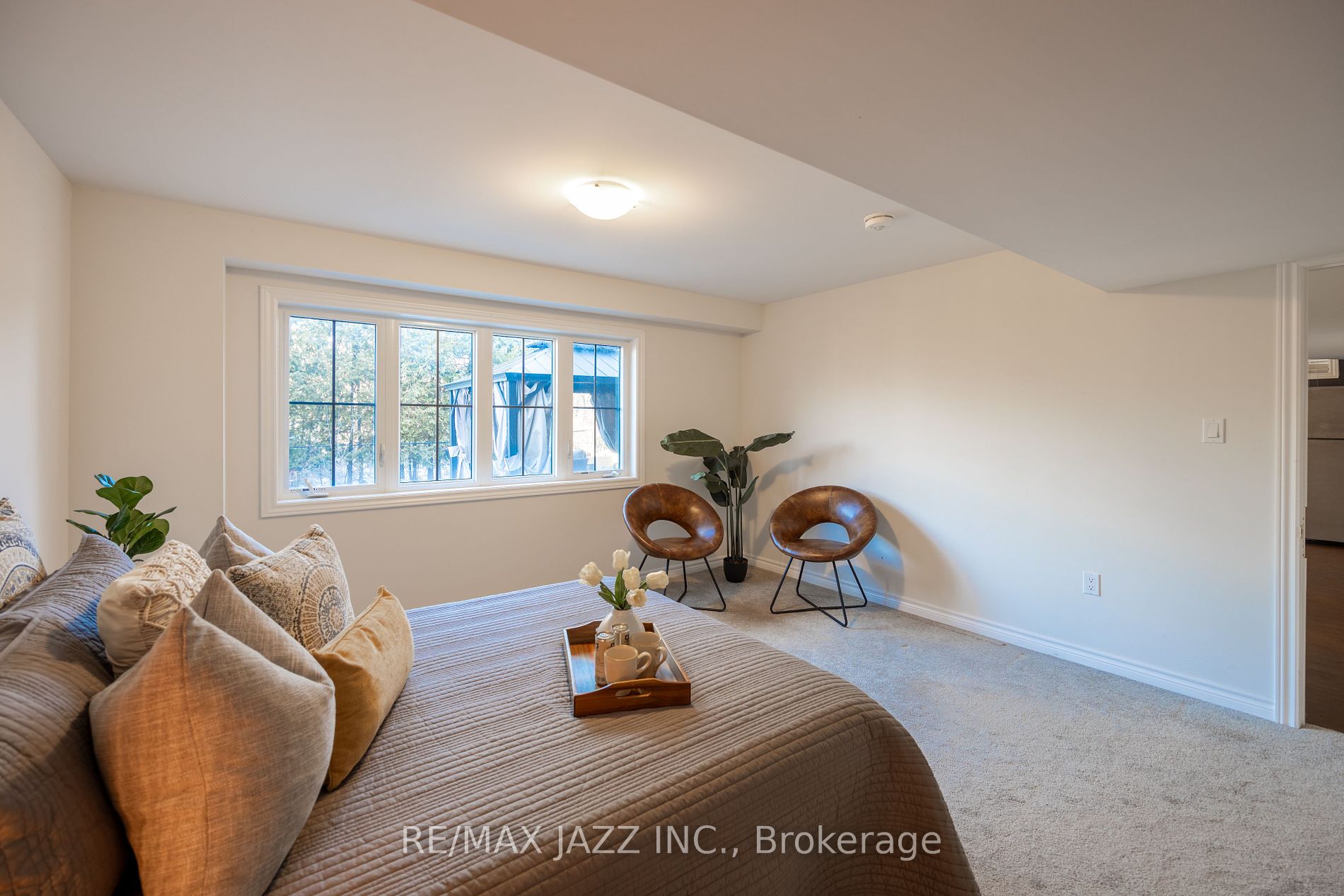 123 Crombie St