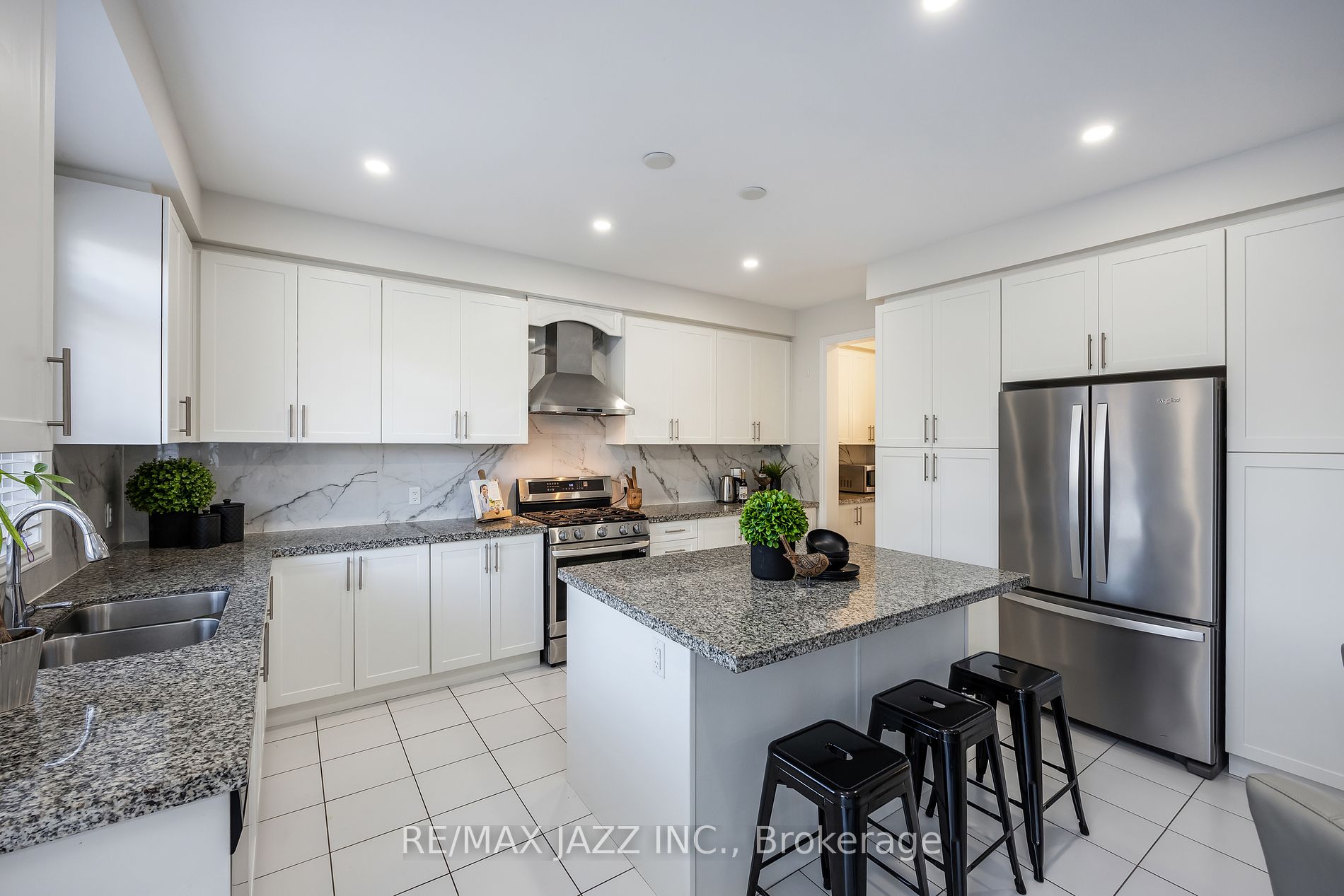 123 Crombie St