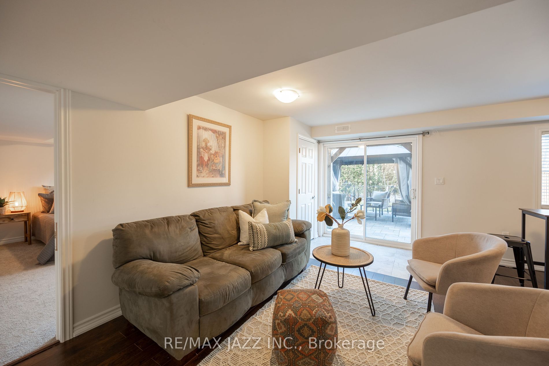 123 Crombie St