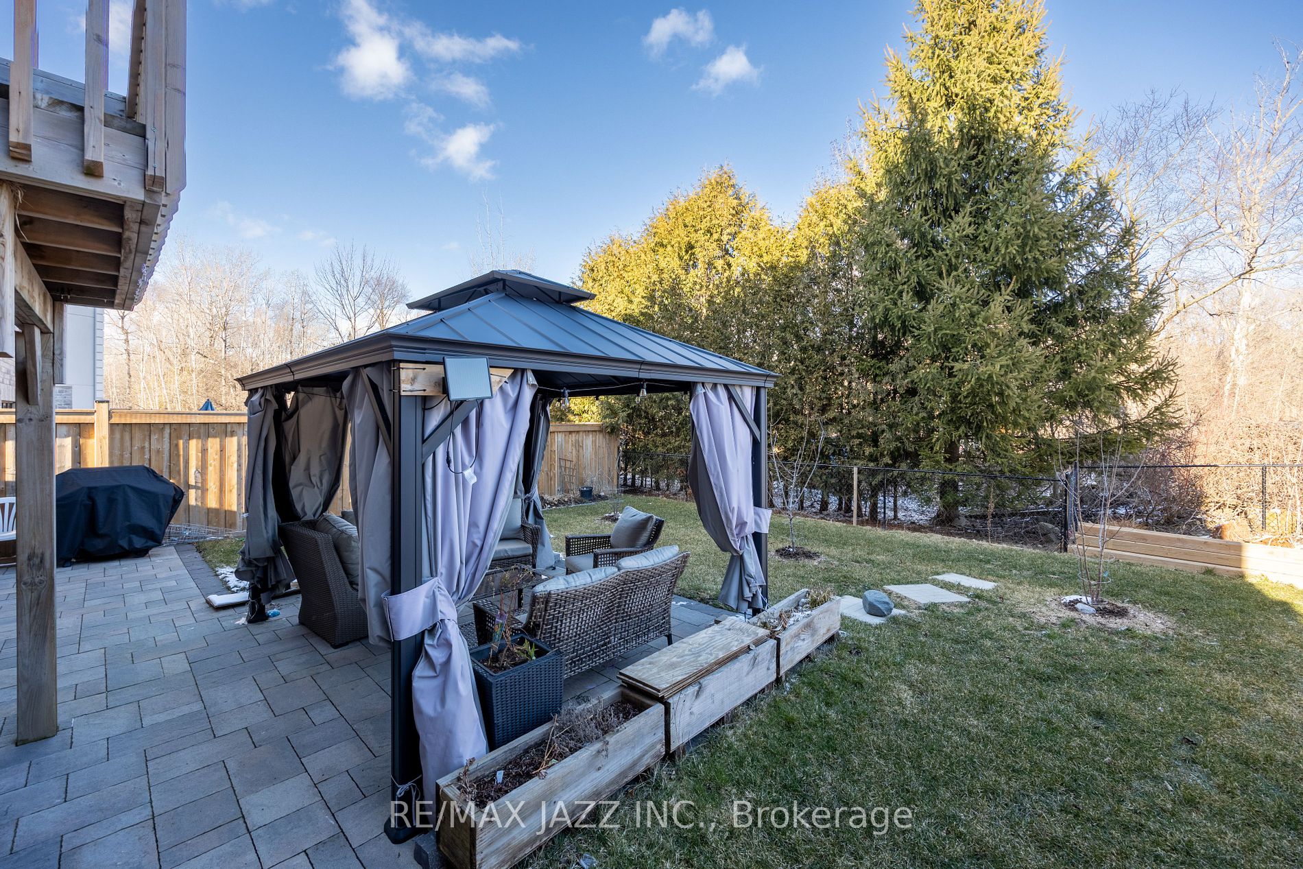 123 Crombie St