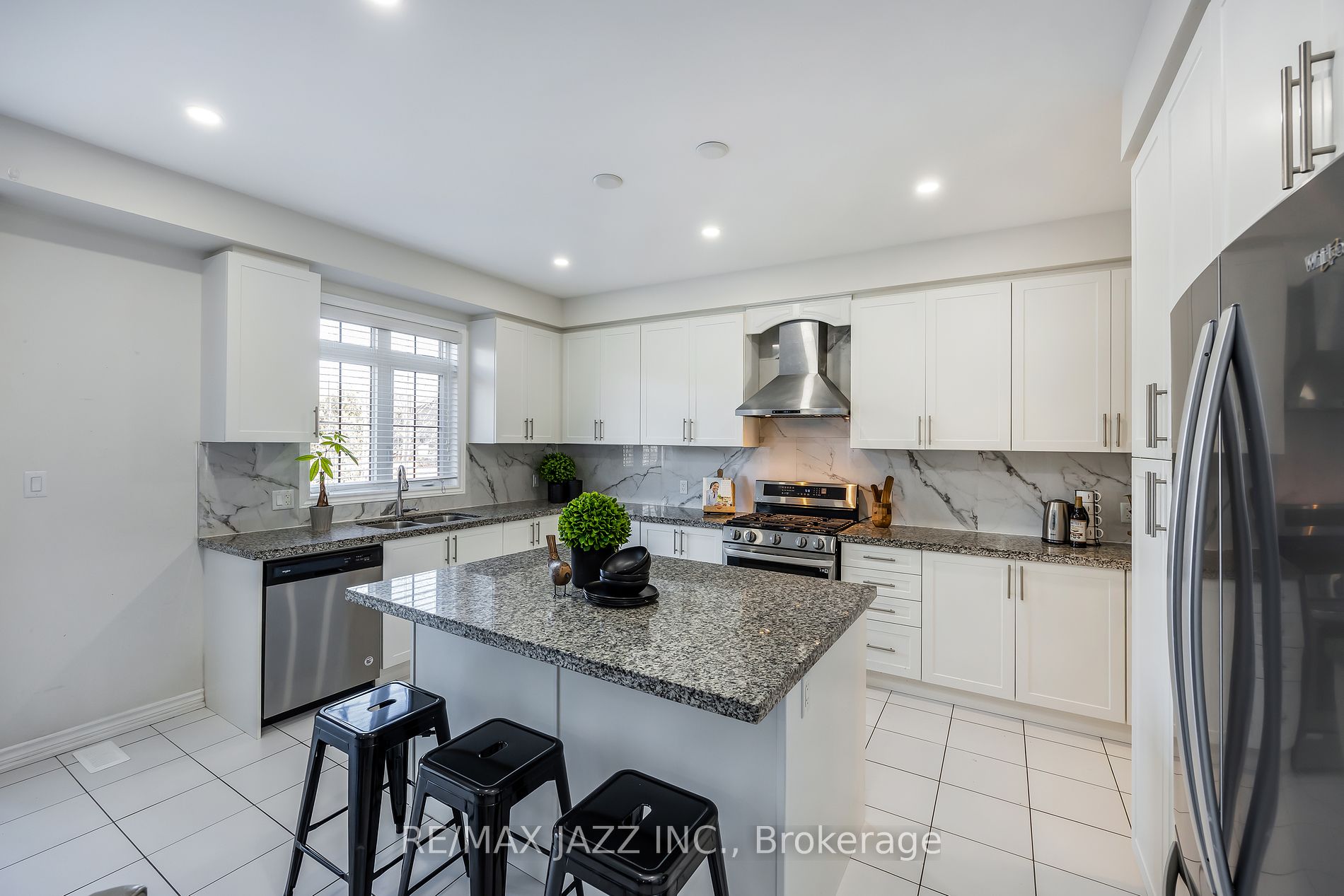 123 Crombie St