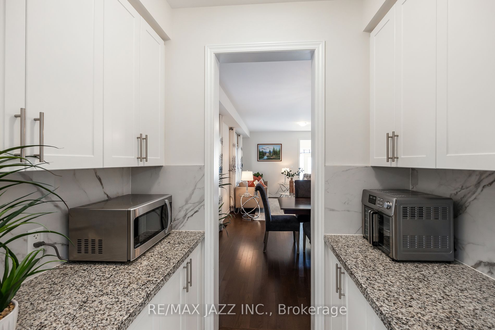123 Crombie St