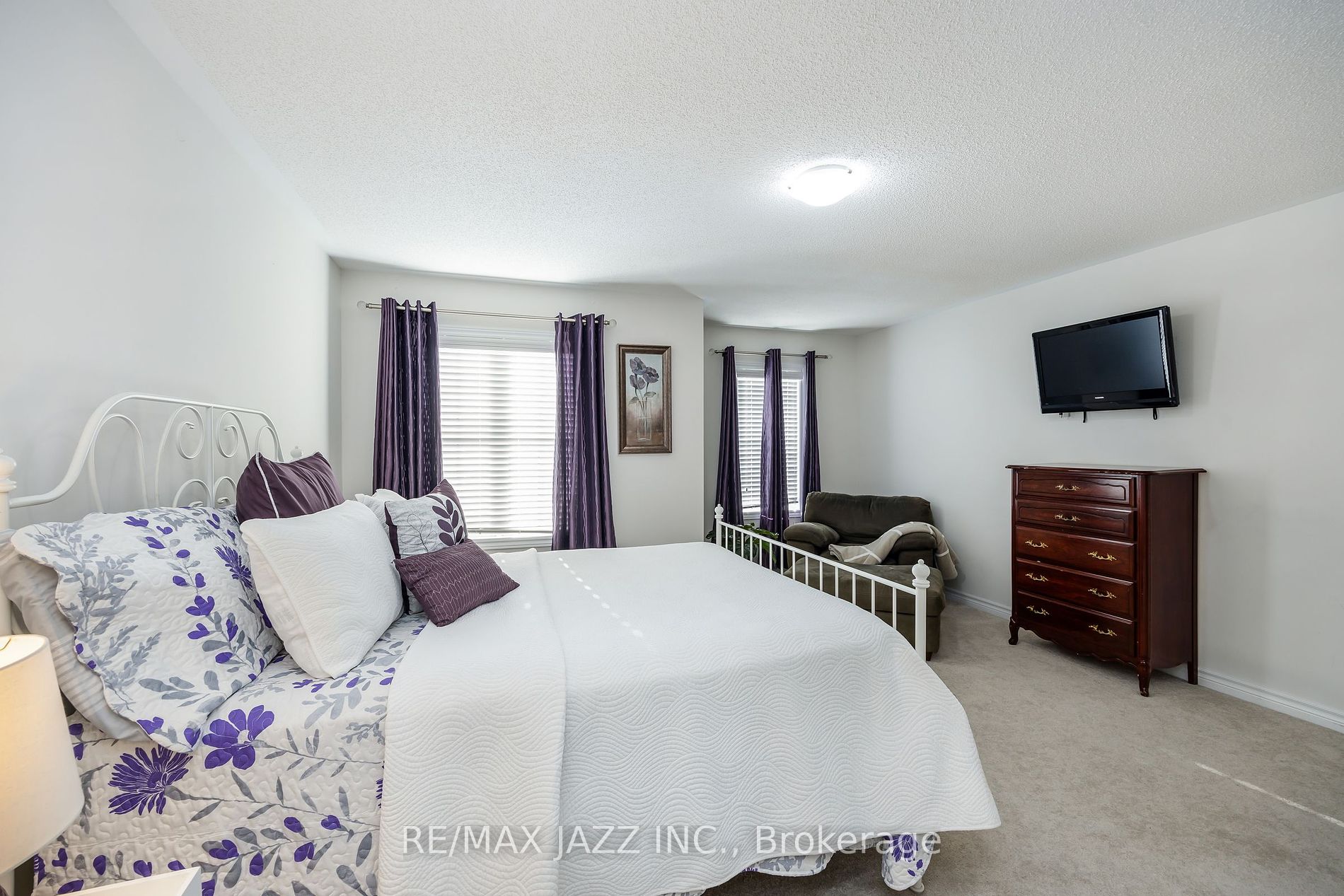 123 Crombie St