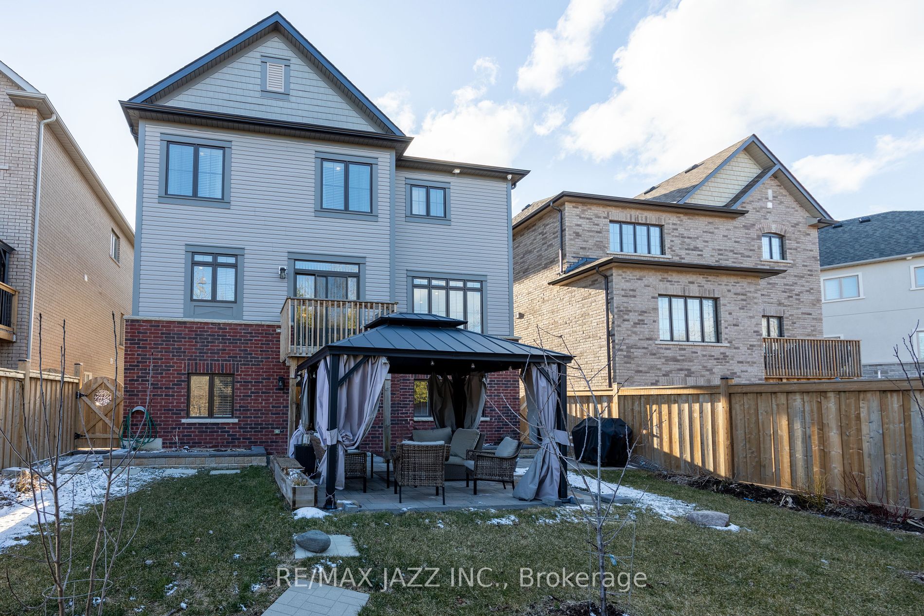 123 Crombie St