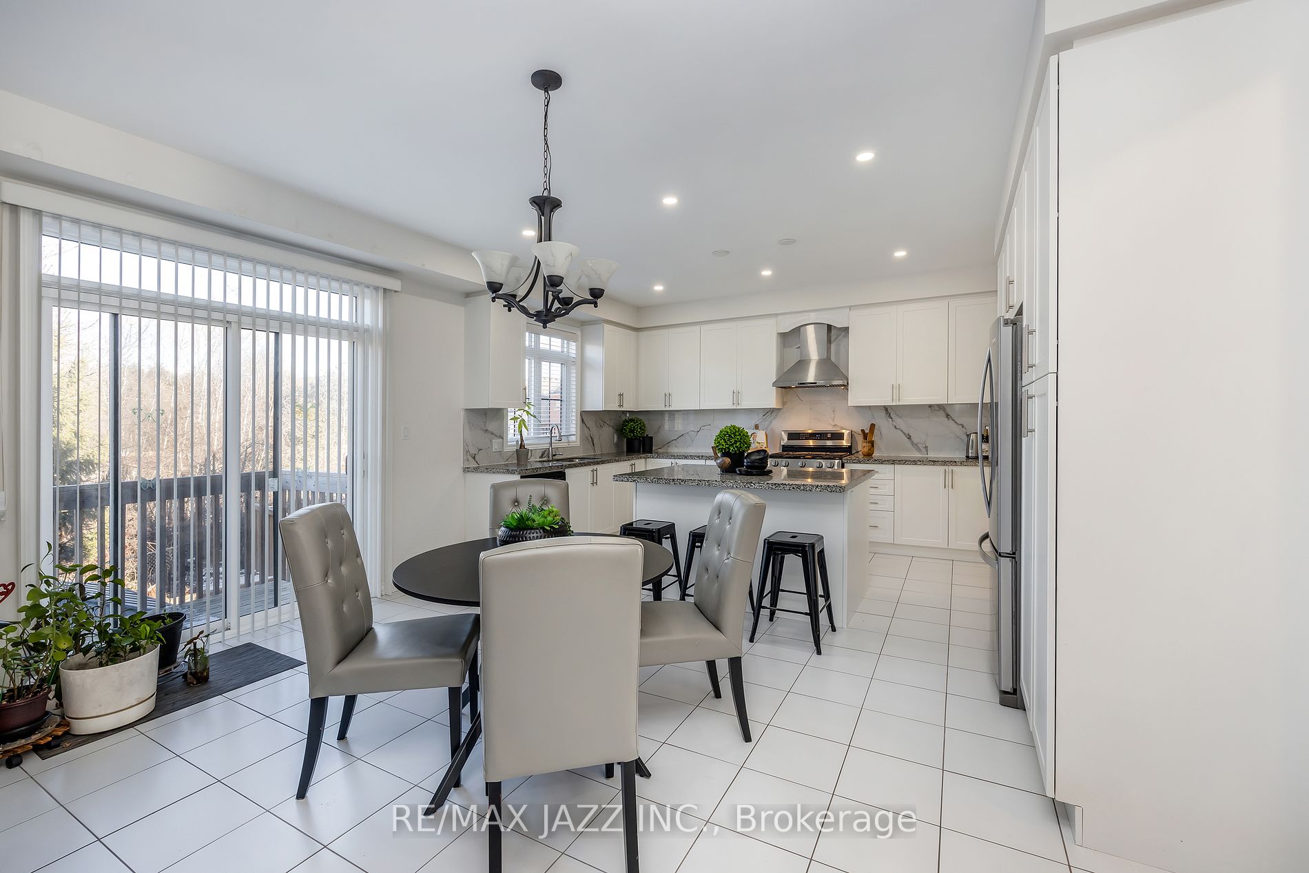 123 Crombie St