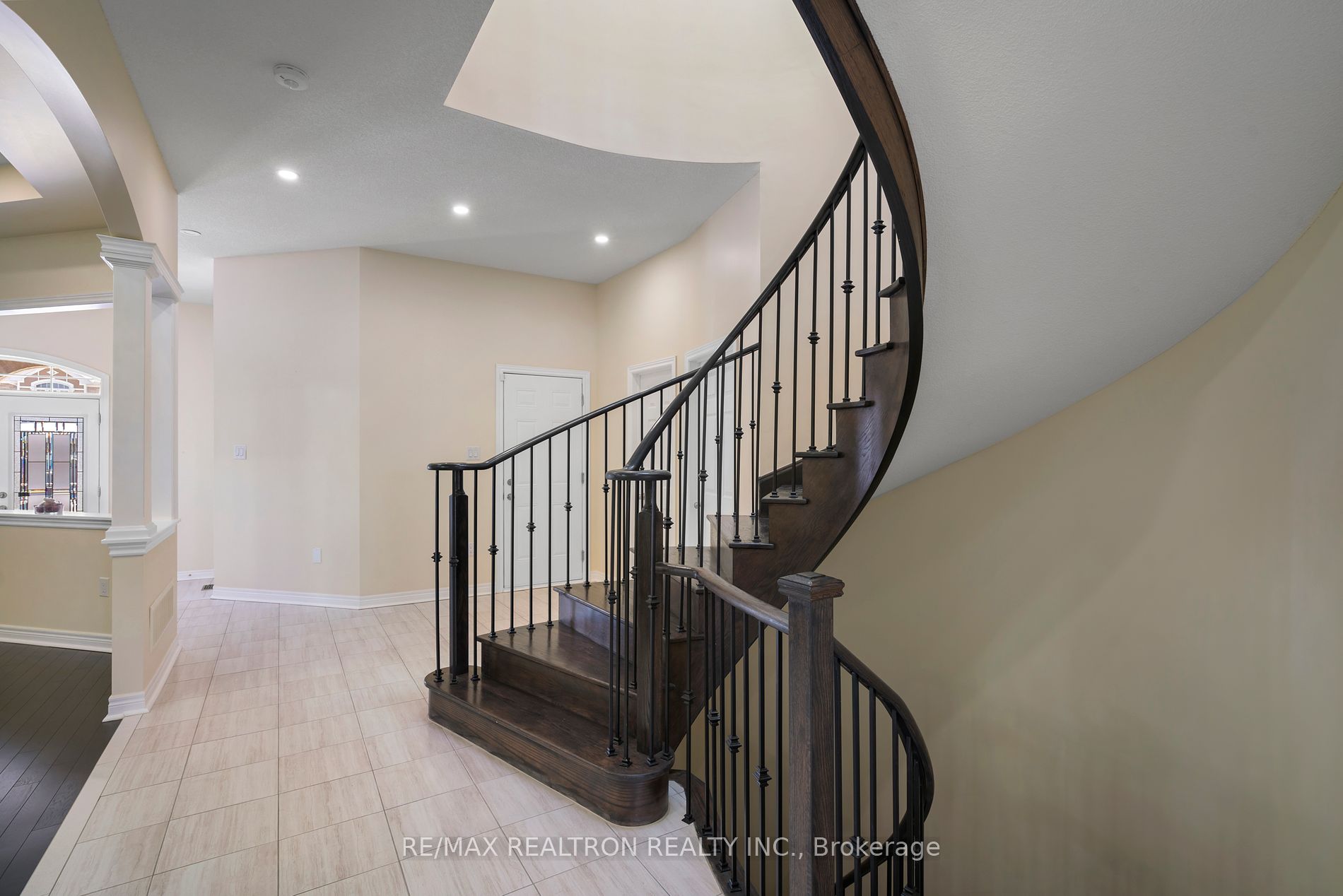 688 Audley Rd S