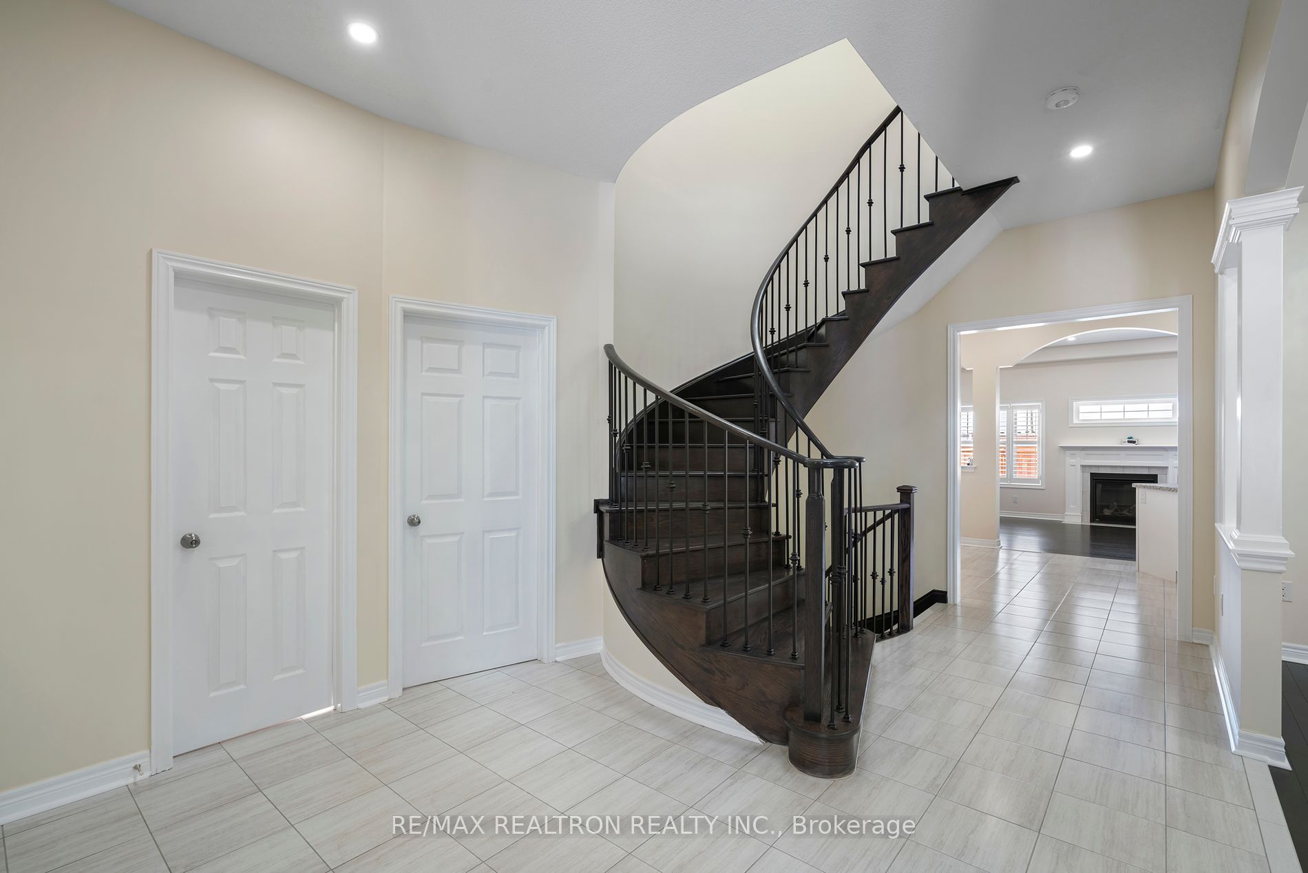 688 Audley Rd S
