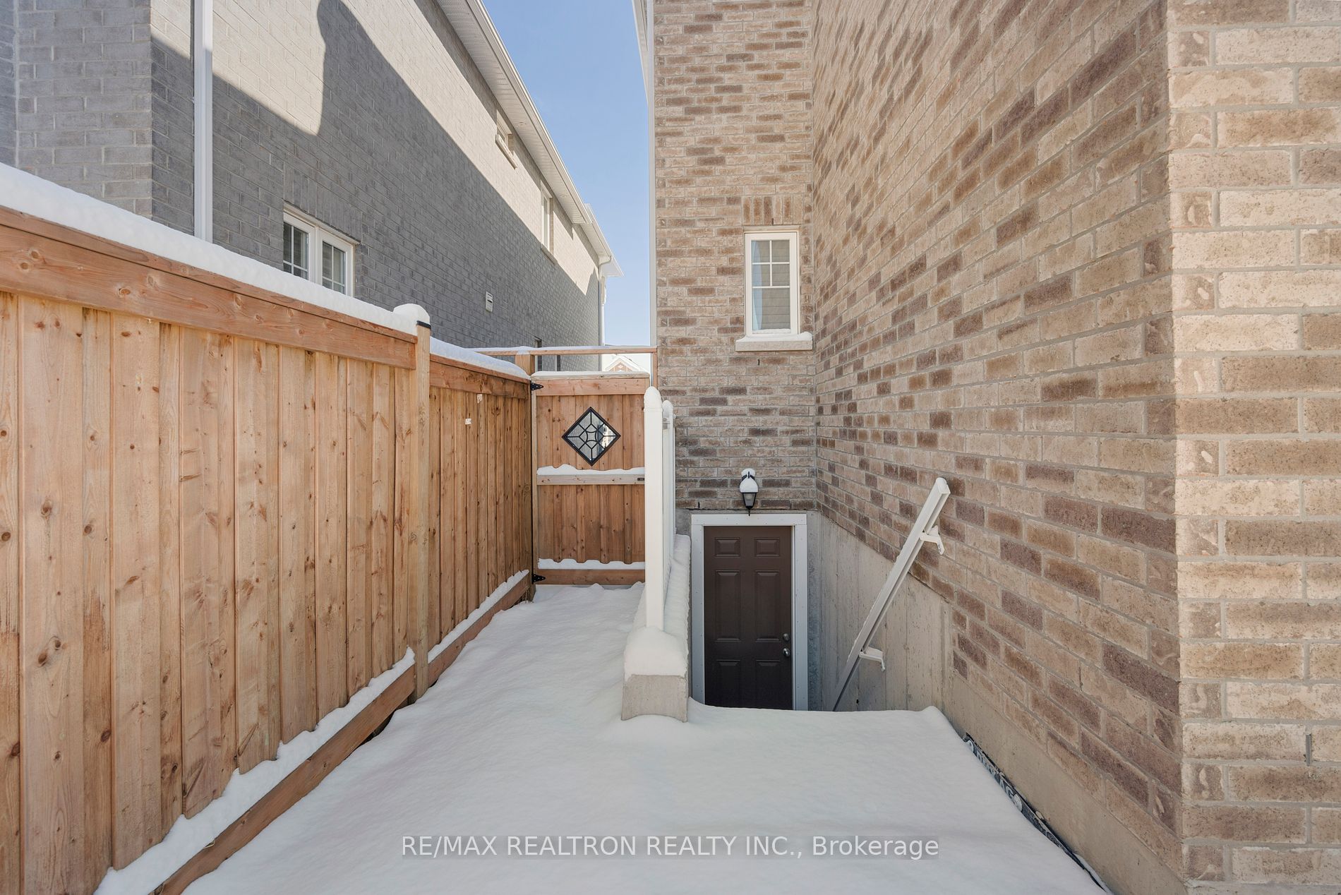 688 Audley Rd S