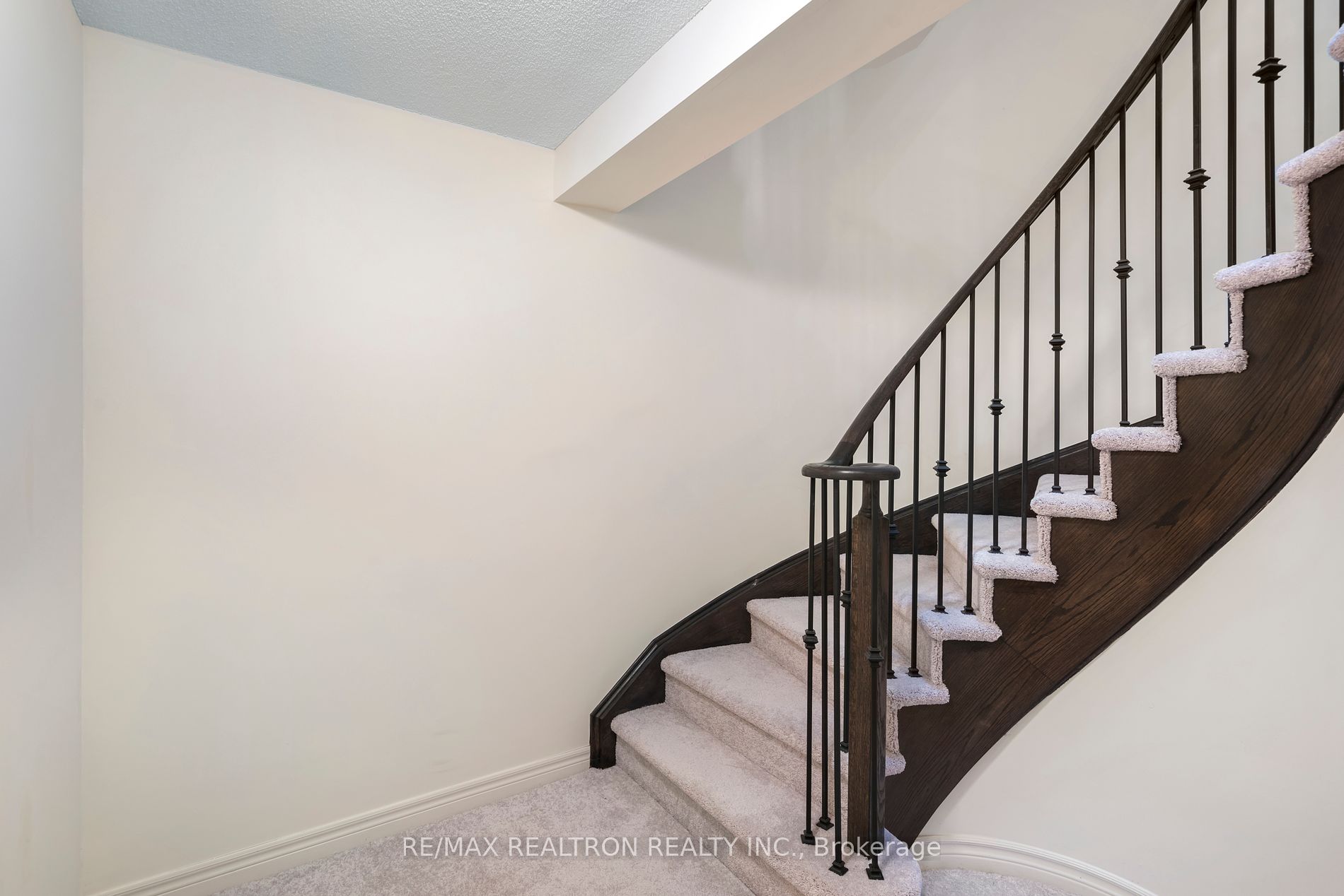 688 Audley Rd S