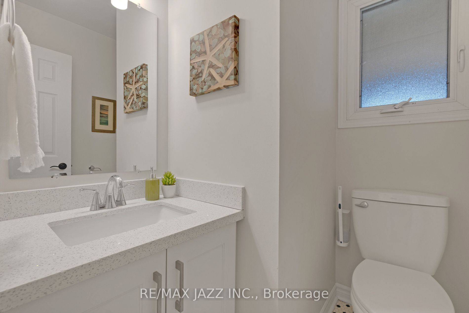 1371 Charter Cres