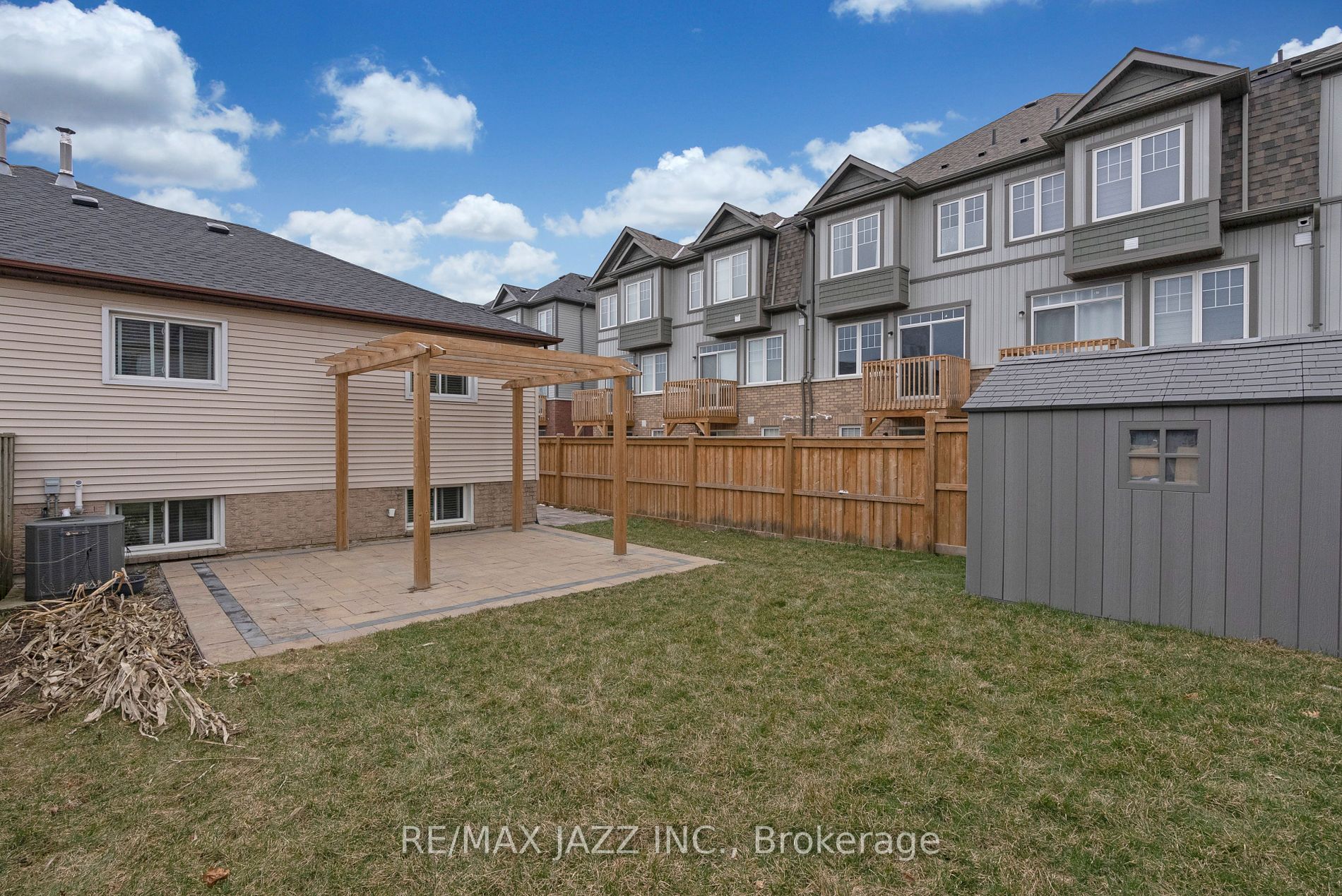 1371 Charter Cres