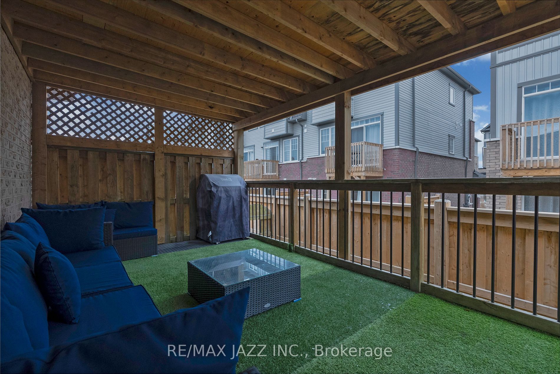 1371 Charter Cres