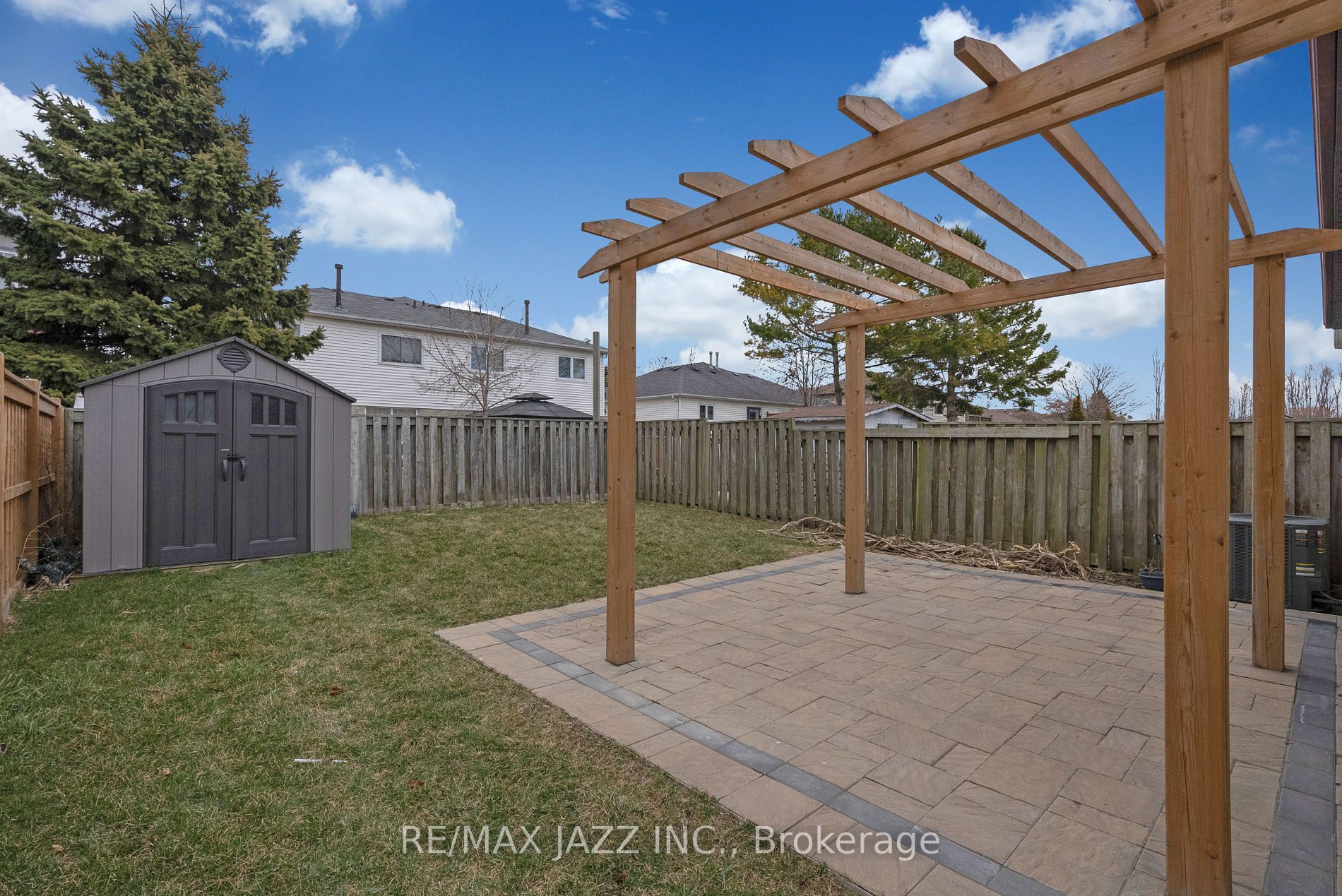 1371 Charter Cres