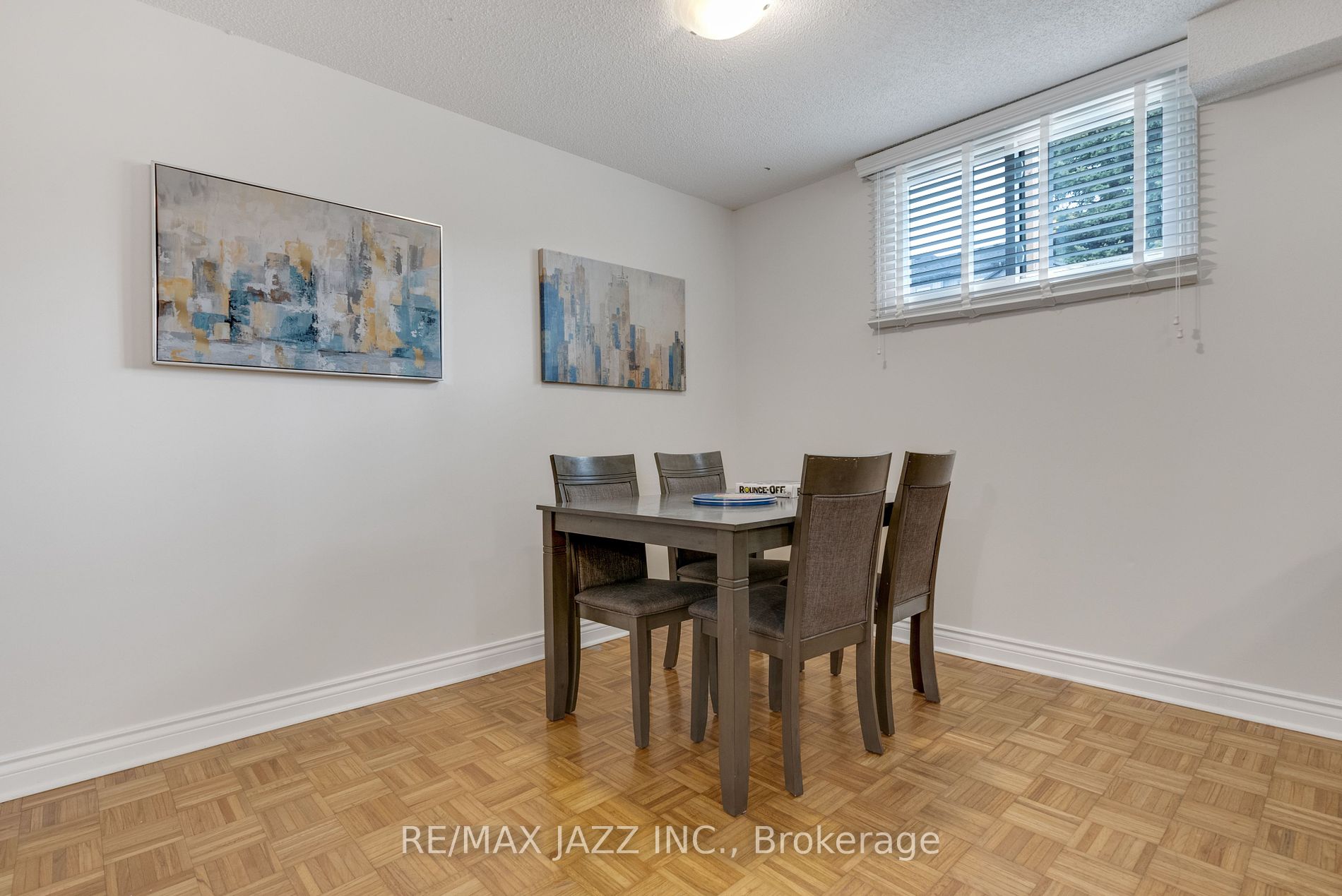 1371 Charter Cres