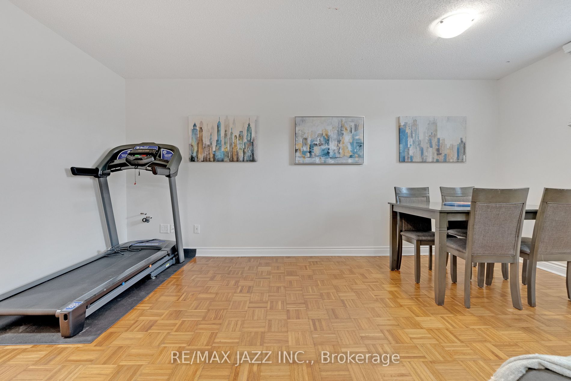 1371 Charter Cres