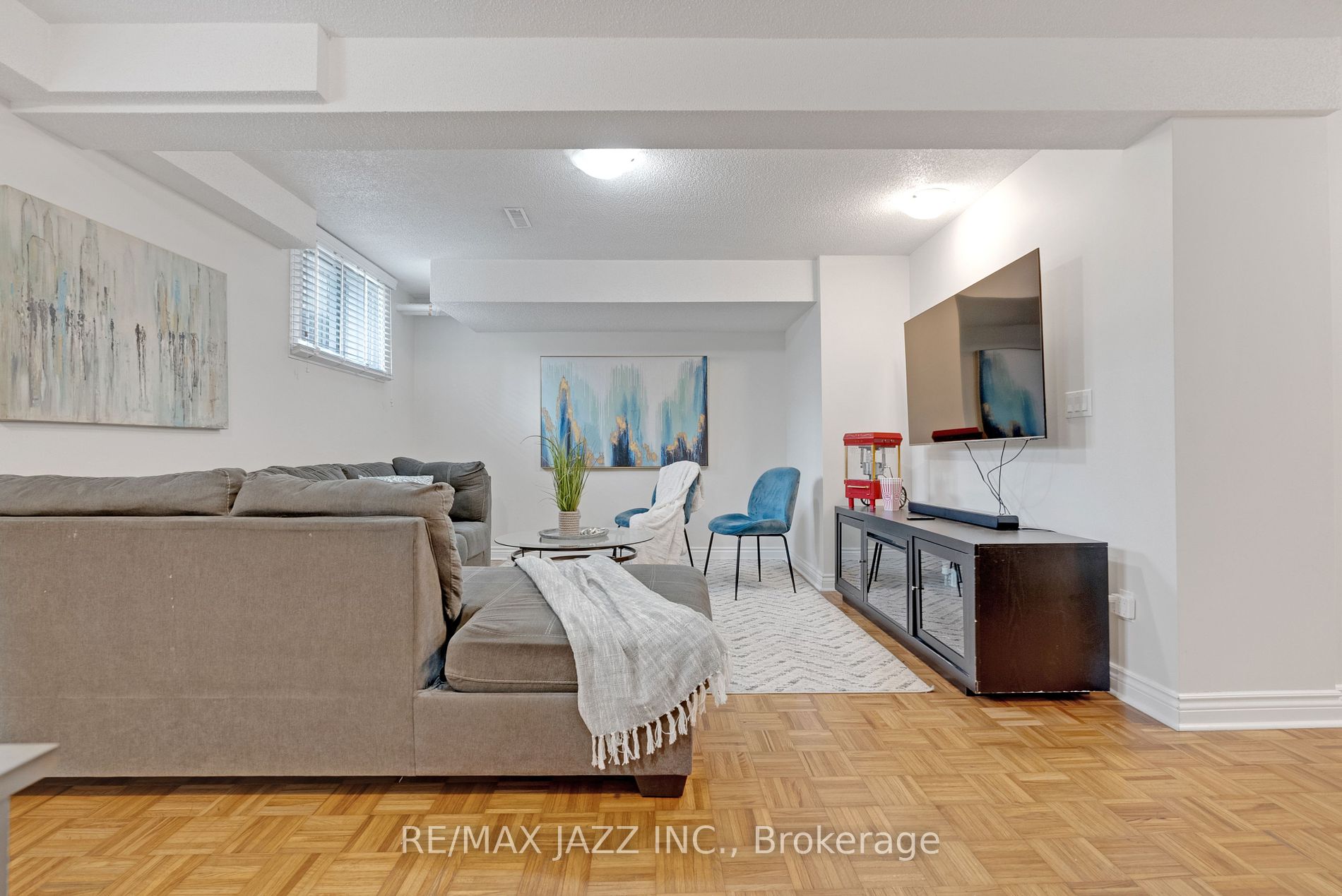 1371 Charter Cres