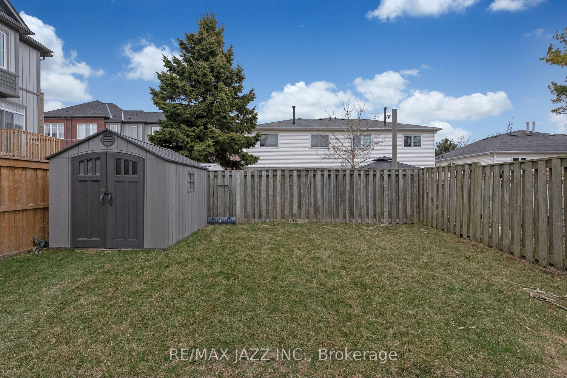 1371 Charter Cres