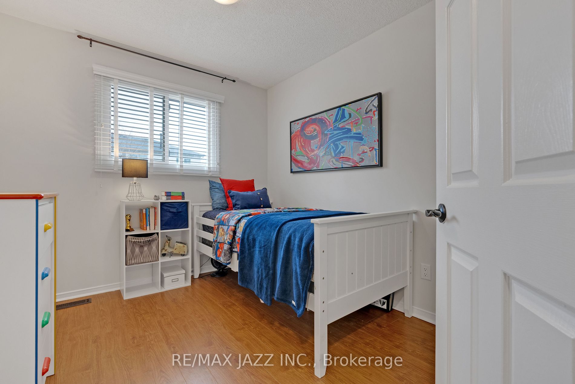 1371 Charter Cres