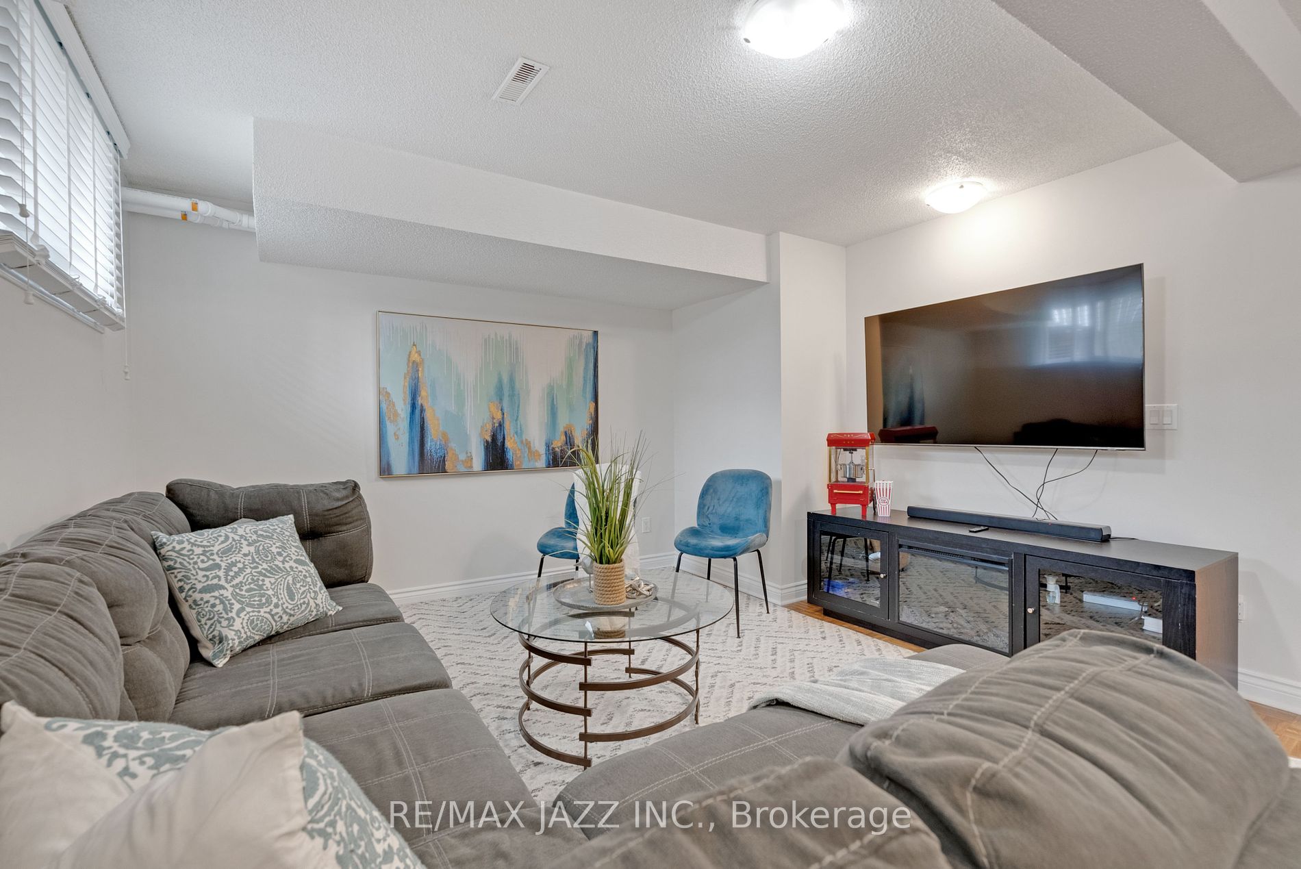 1371 Charter Cres