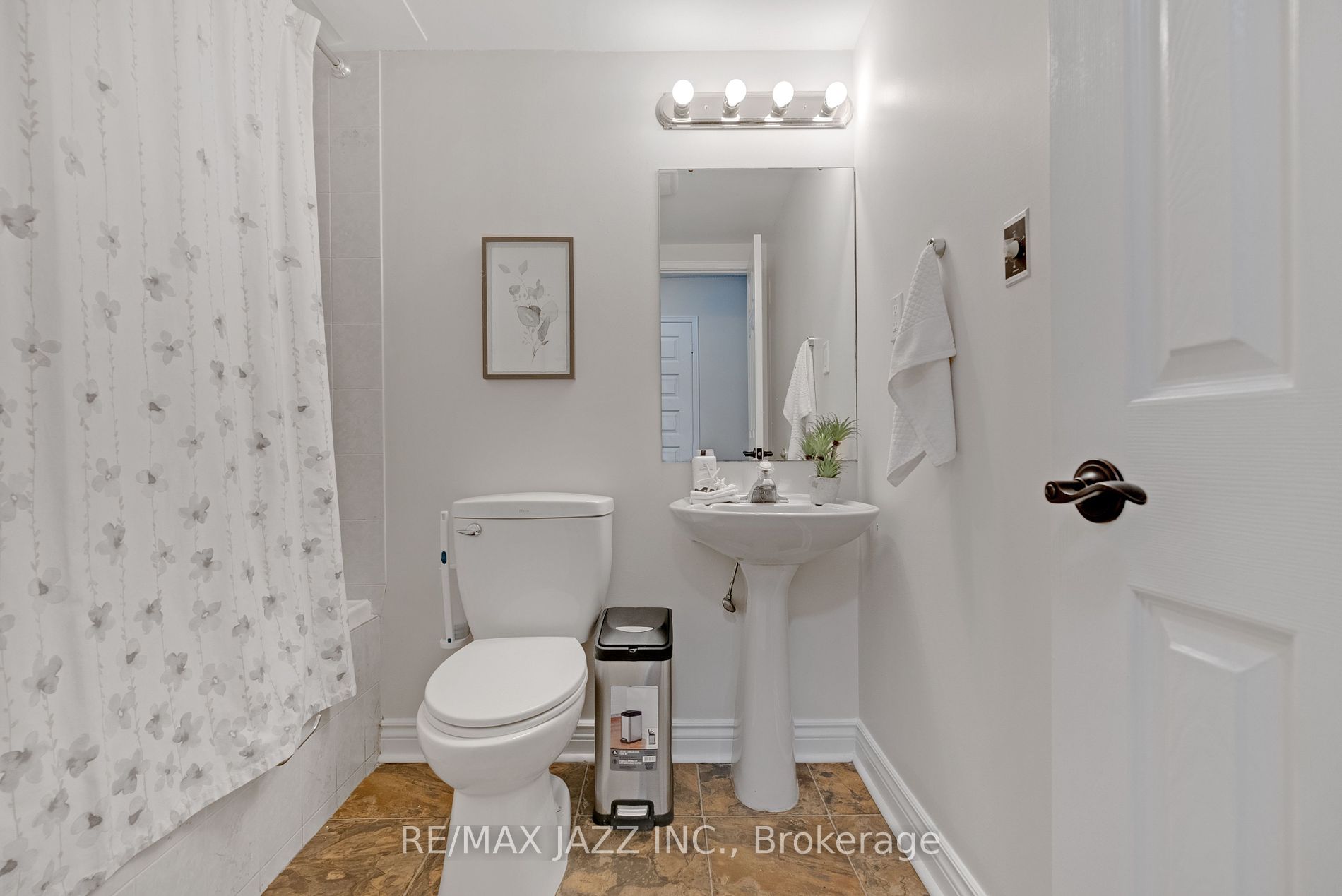 1371 Charter Cres