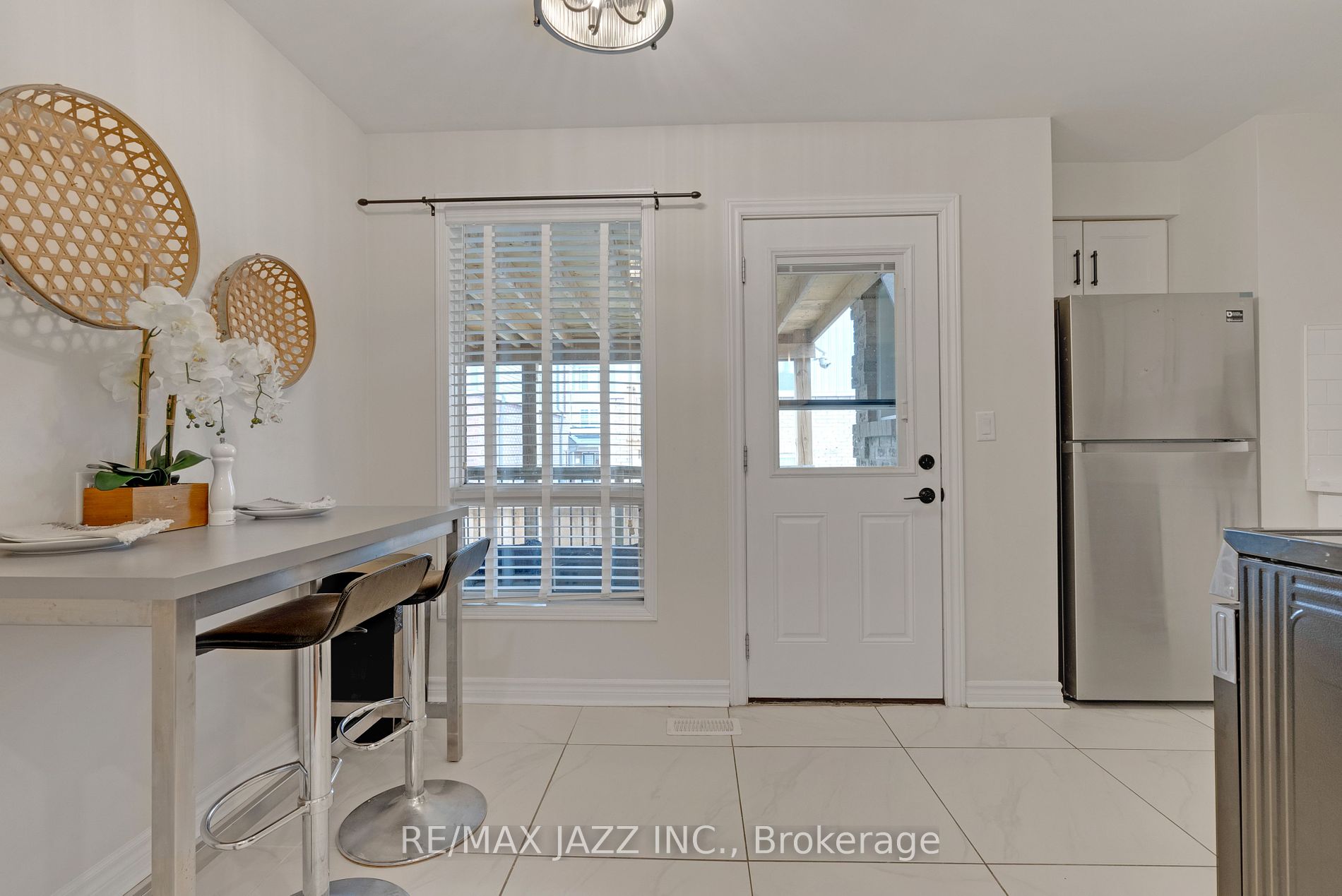 1371 Charter Cres