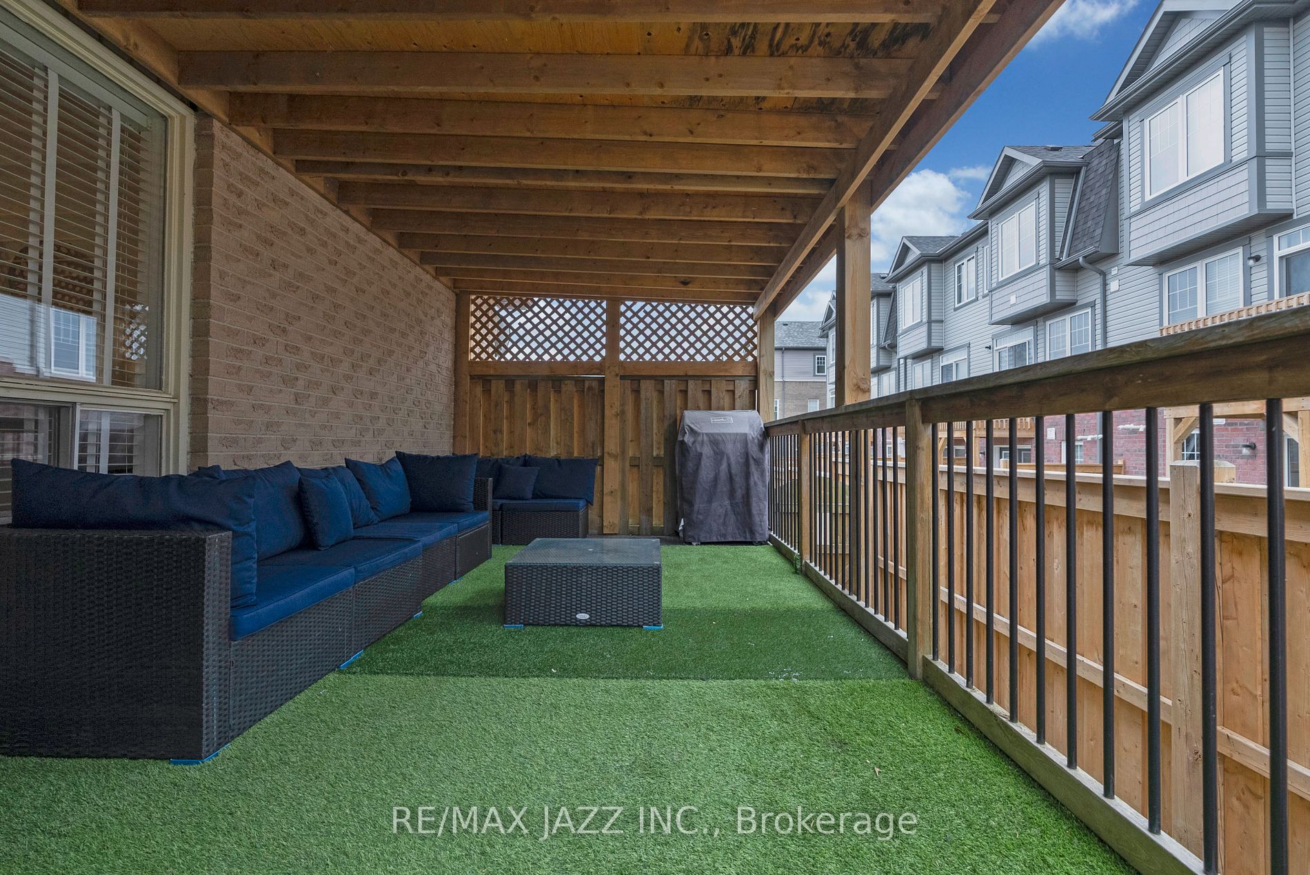 1371 Charter Cres