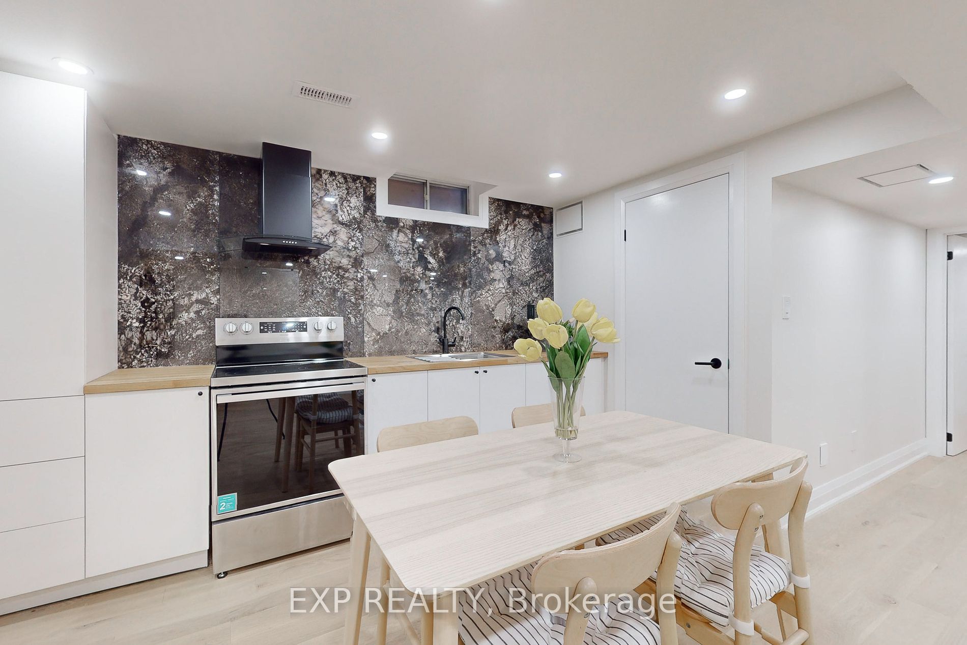 1025 Benton Cres