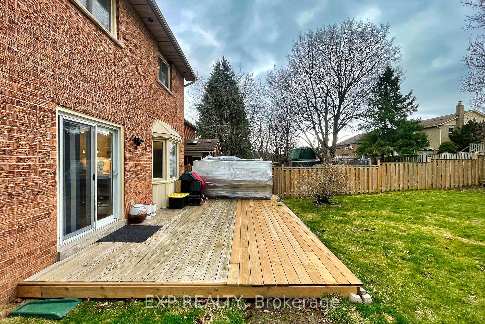 1025 Benton Cres