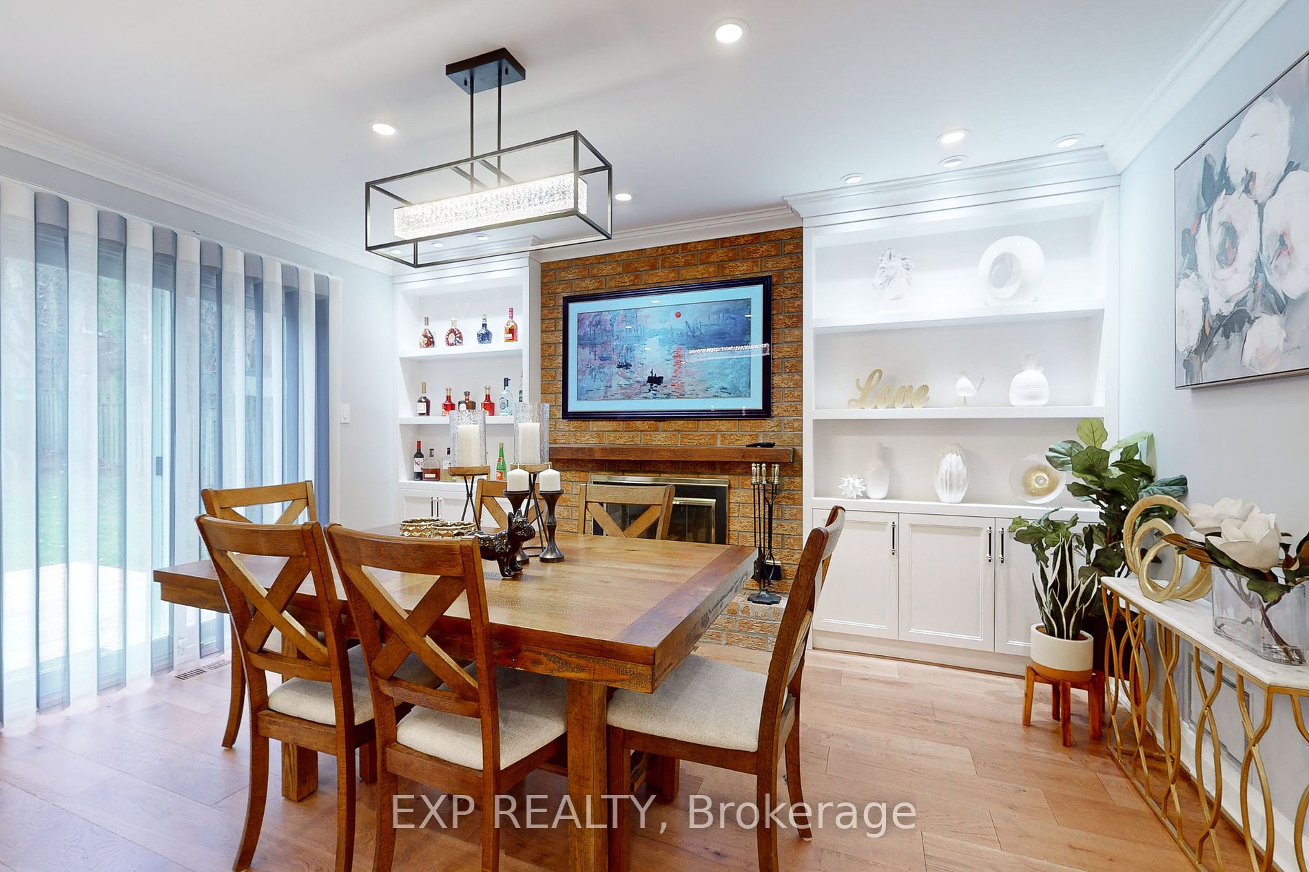 1025 Benton Cres