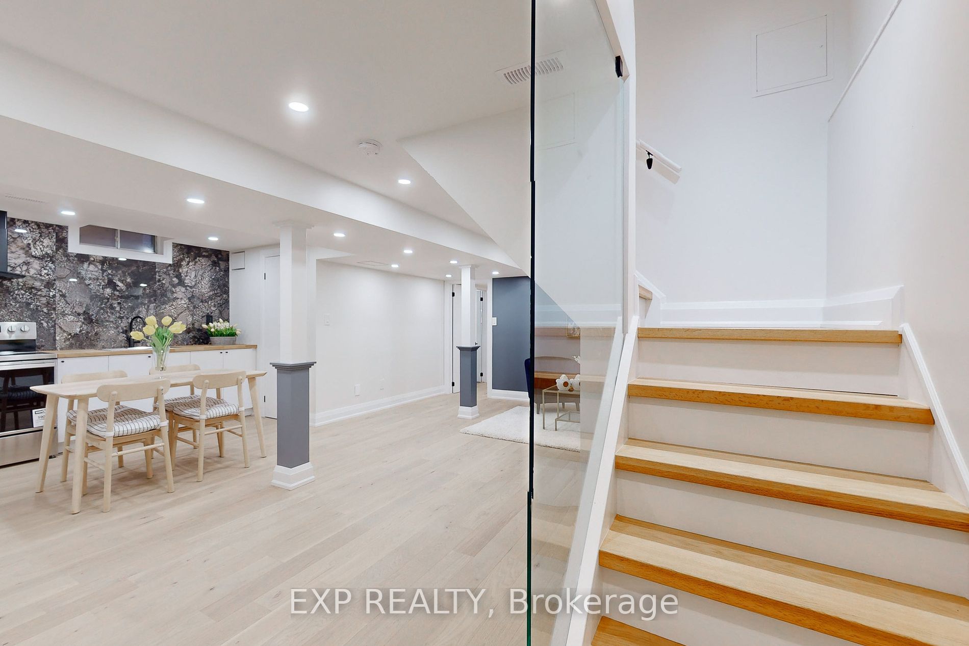 1025 Benton Cres