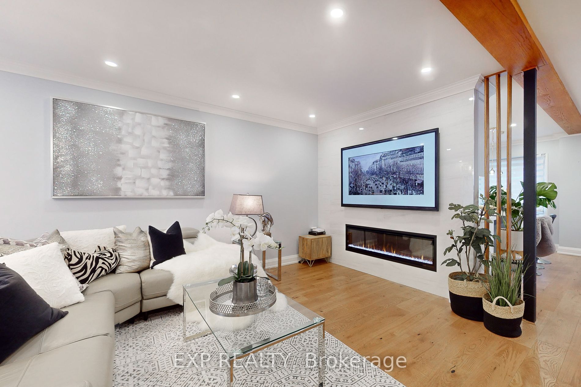 1025 Benton Cres