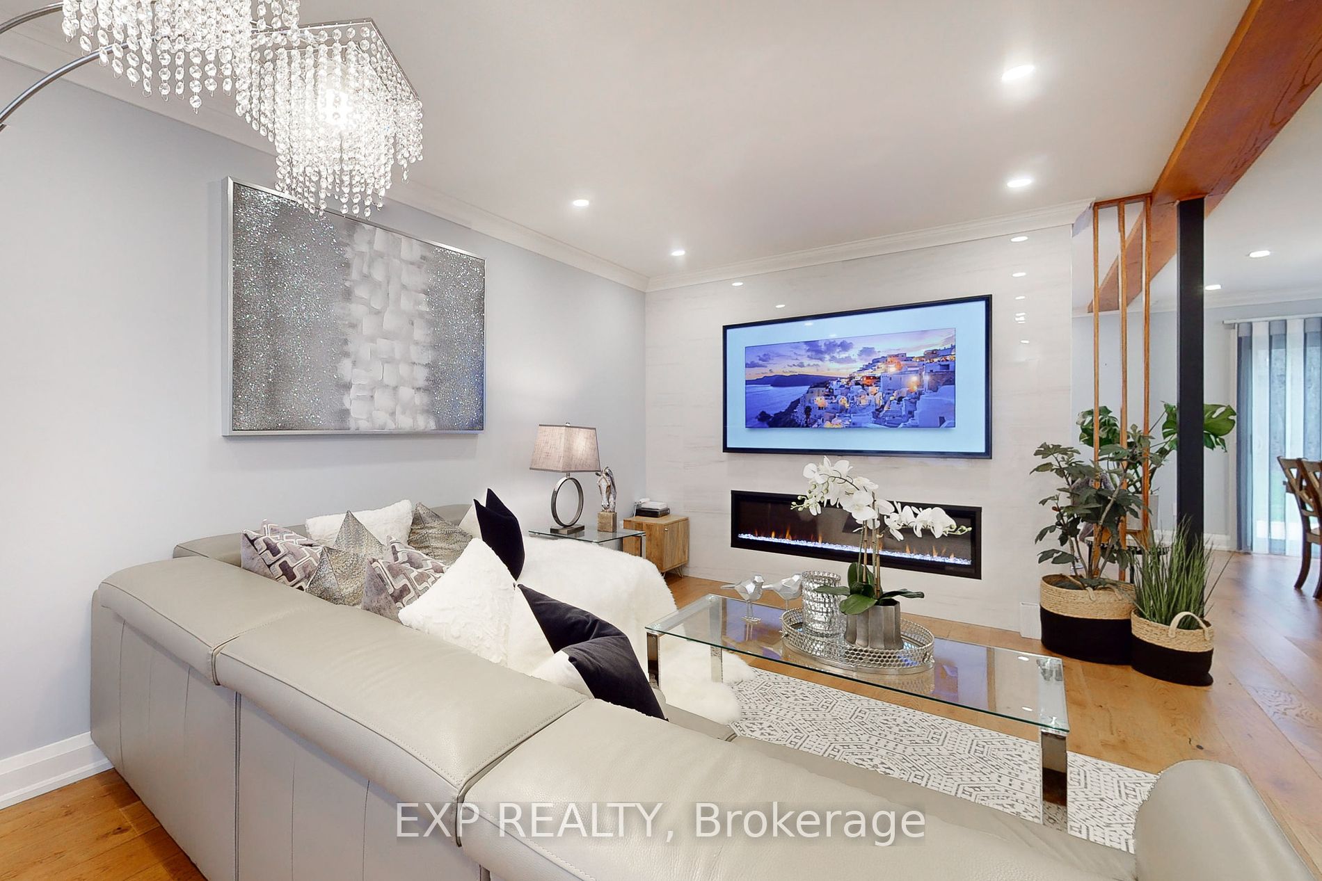 1025 Benton Cres