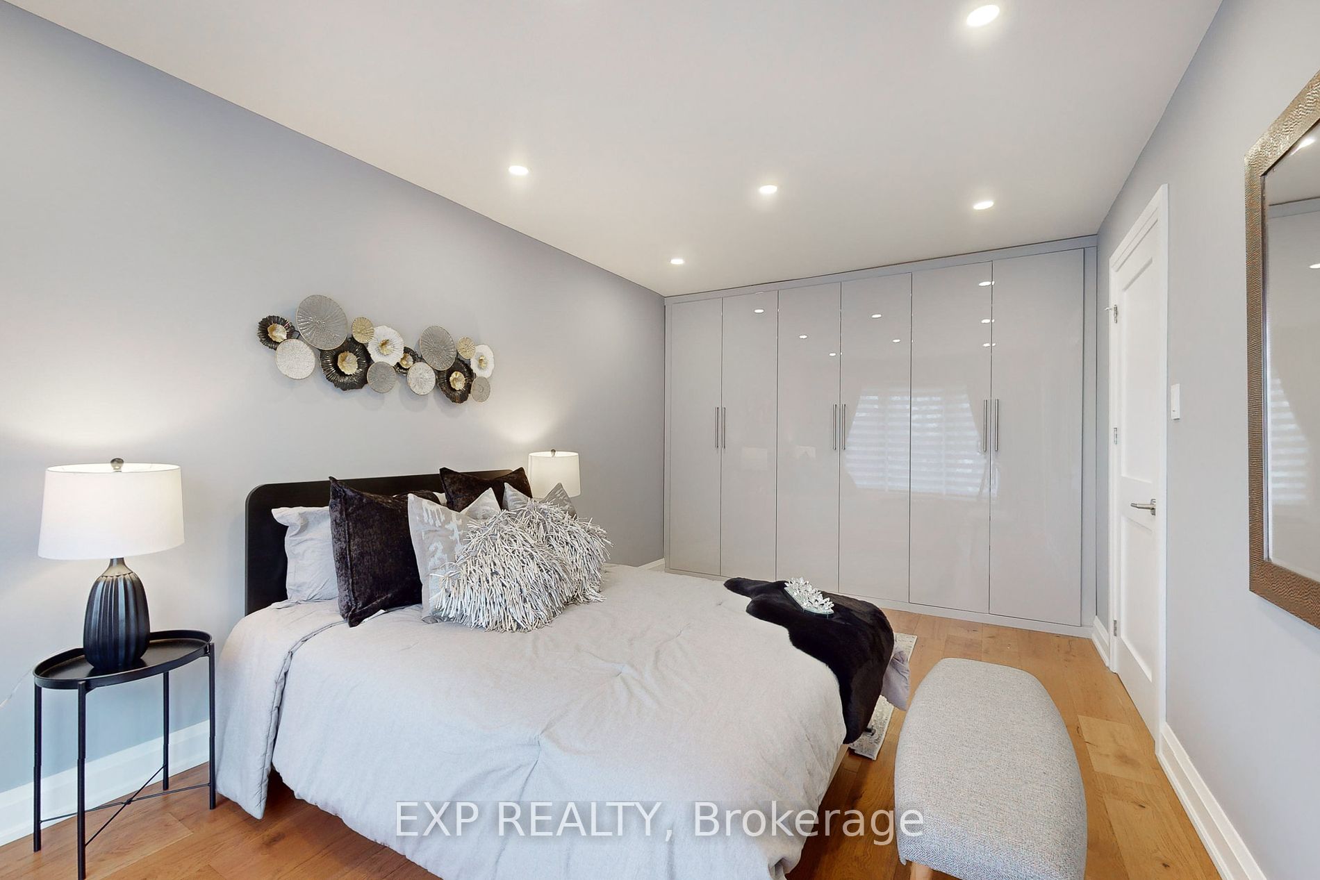 1025 Benton Cres