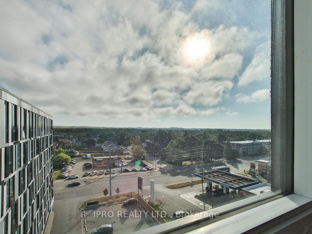 1900 Simcoe St N, #802