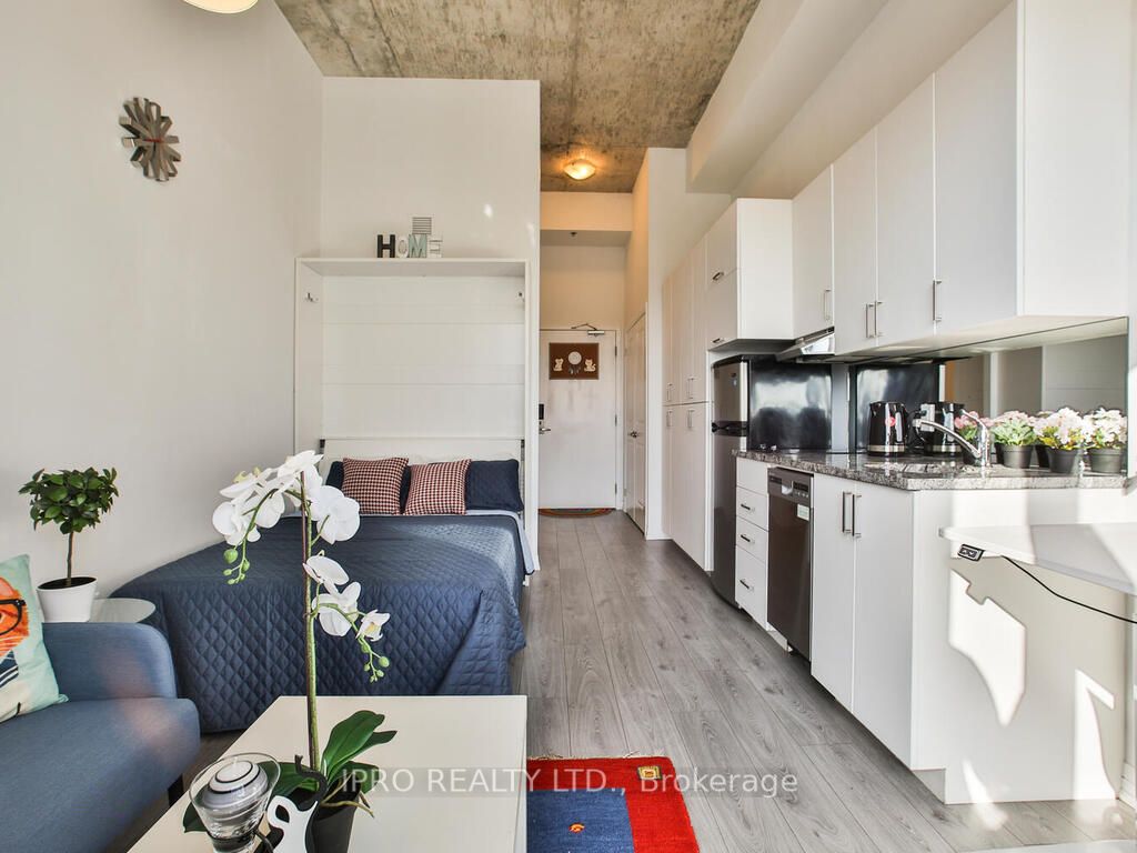 1900 Simcoe St N, #802