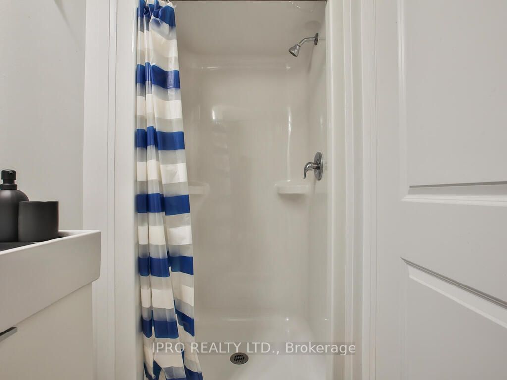 1900 Simcoe St N, #802