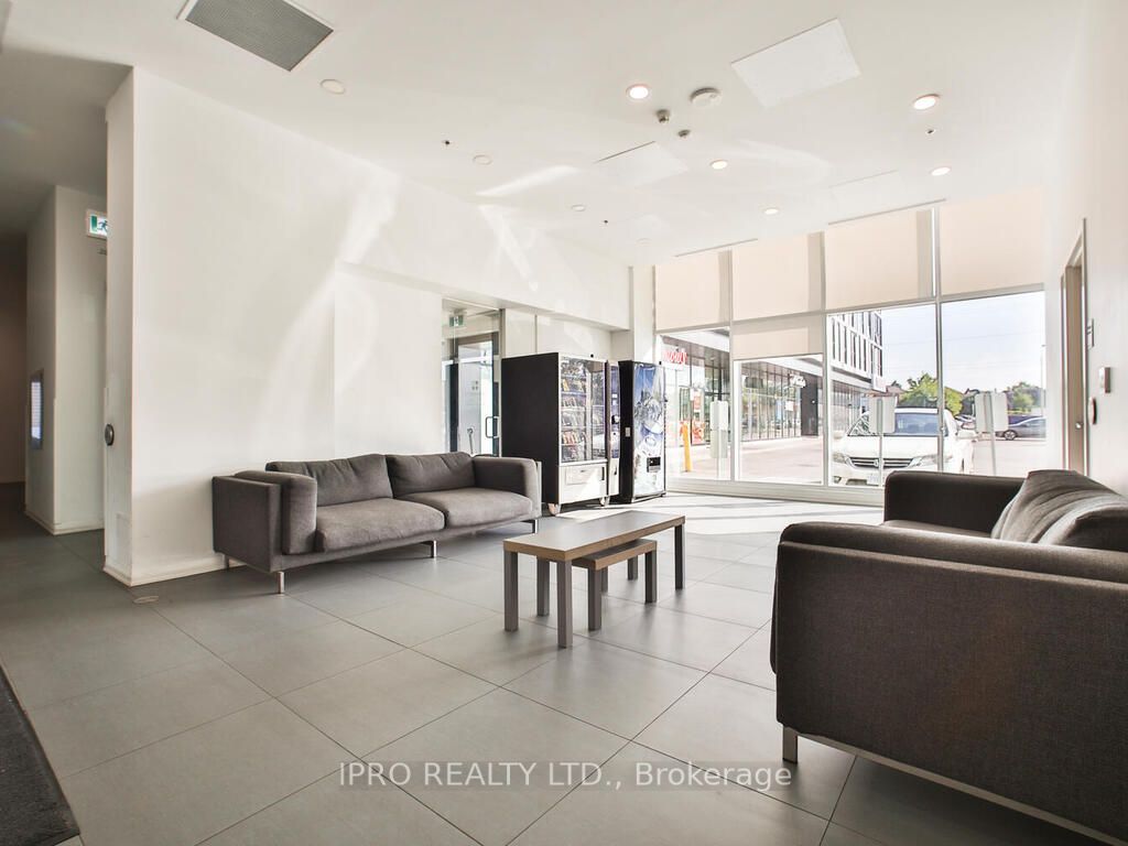 1900 Simcoe St N, #802