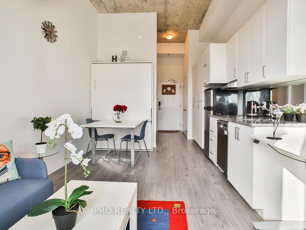 1900 Simcoe St N, #802