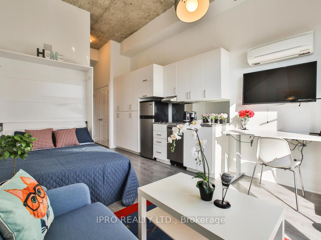 1900 Simcoe St N, #802