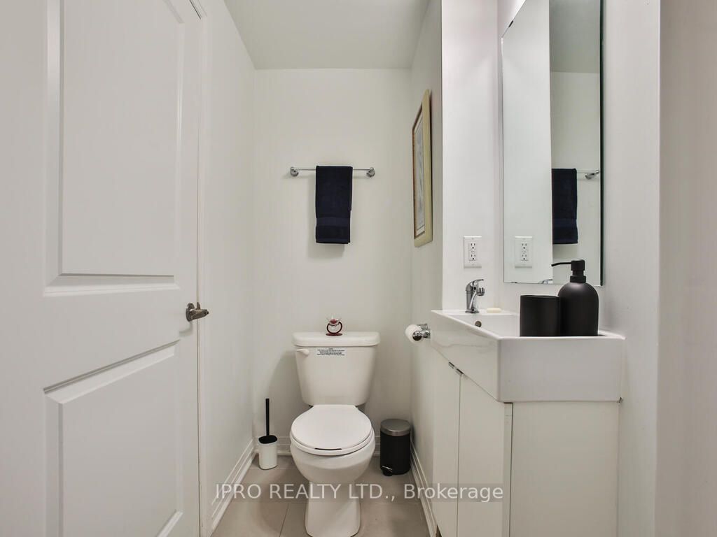 1900 Simcoe St N, #802