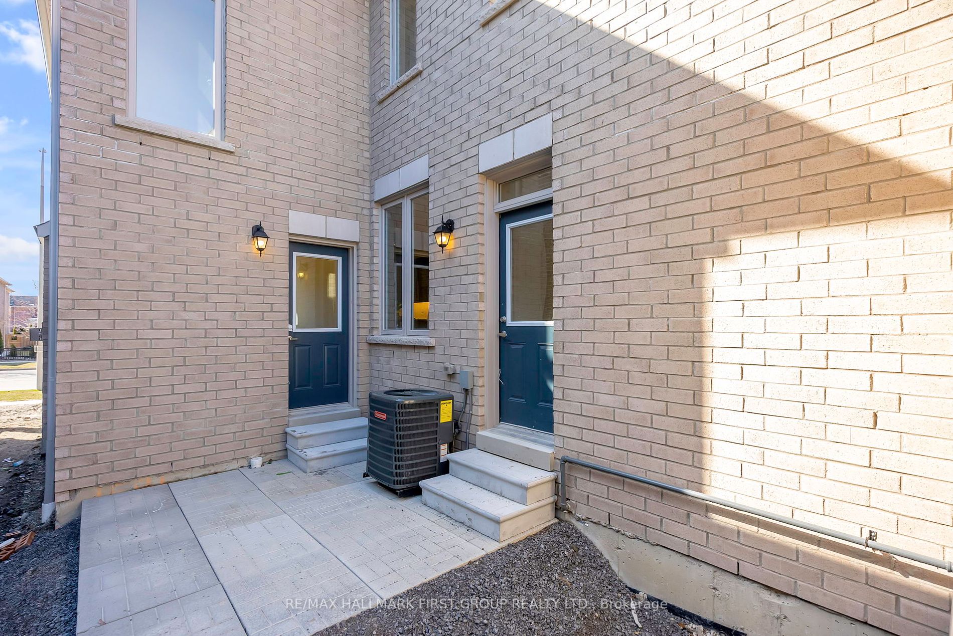 33 Mountainside Cres