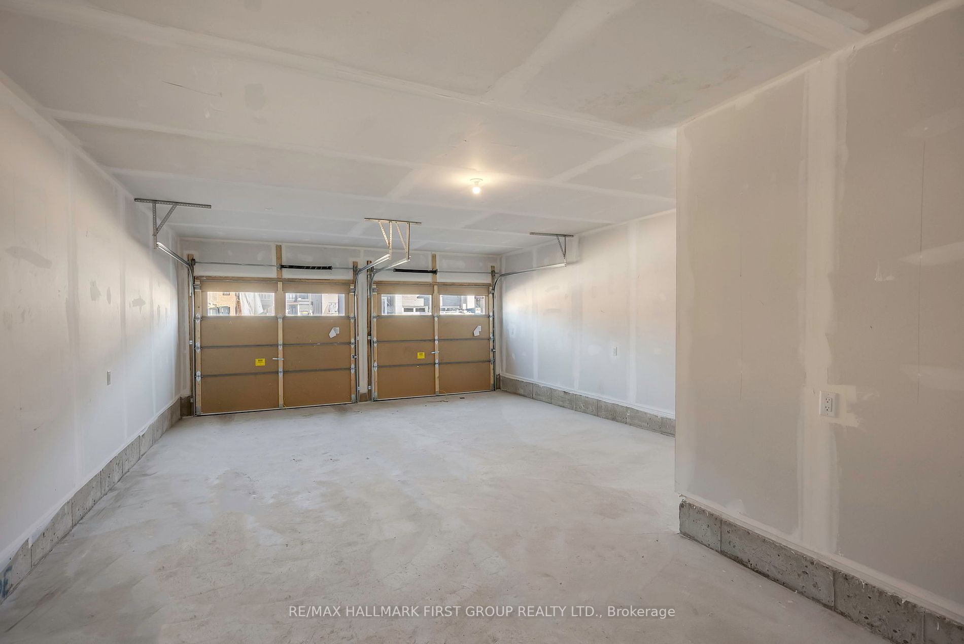 33 Mountainside Cres