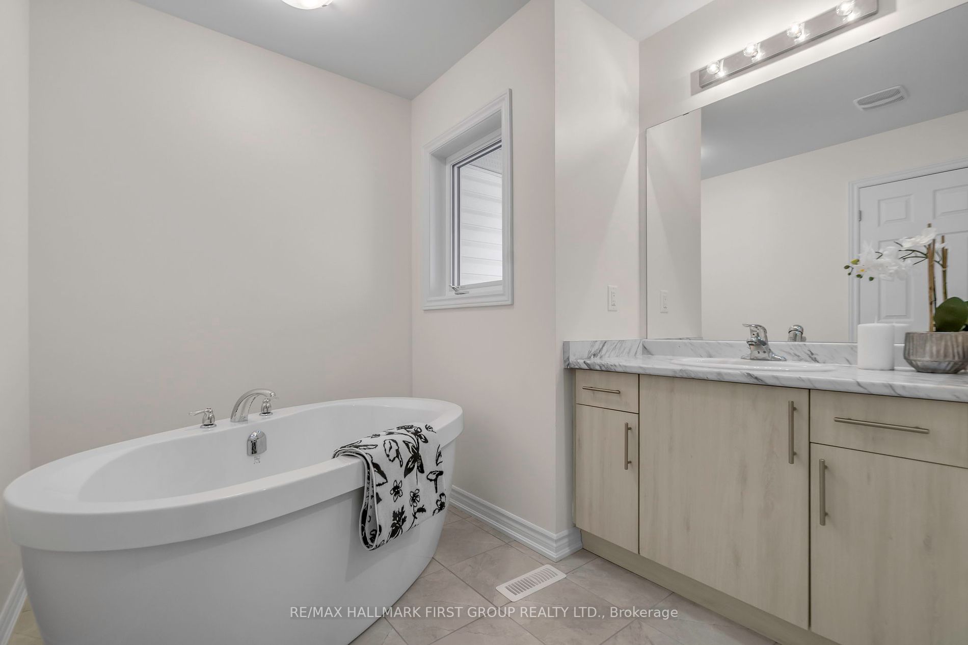 33 Mountainside Cres