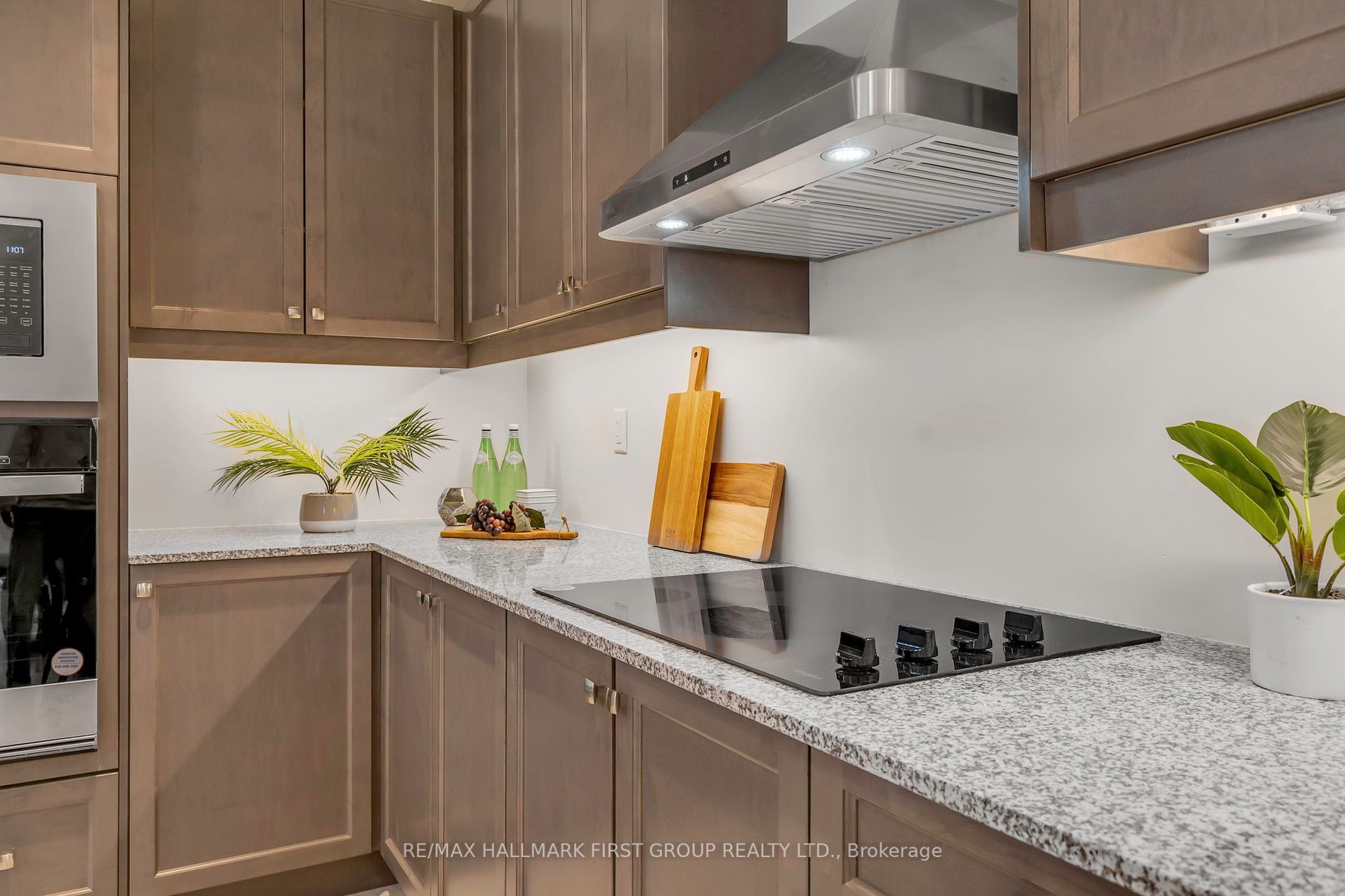 33 Mountainside Cres