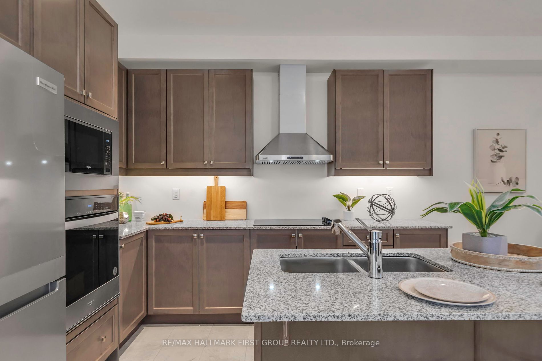 33 Mountainside Cres